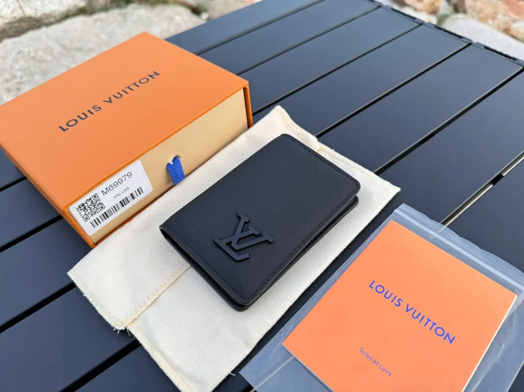 Factory price 280 [Top original order] M69979 Black 👏👏Aerogram pocket wallet. The calfskin selected is as soft as old aviation letterhead. The metal letters low-key mark the brand identity. It is equipped with compartments and card slots, achieving the fusion of elegance and functionality. Pairs with any LV Aerogram bag. Dimensions: 8.0 x 11.0 x 1.0 cm.