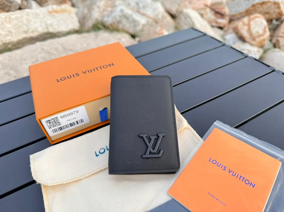 Factory price 280 [Top original order] M69979 Black 👏👏Aerogram pocket wallet. The calfskin selected is as soft as old aviation letterhead. The metal letters low-key mark the brand identity. It is equipped with compartments and card slots, achieving the fusion of elegance and functionality. Pairs with any LV Aerogram bag. Dimensions: 8.0 x 11.0 x 1.0 cm.