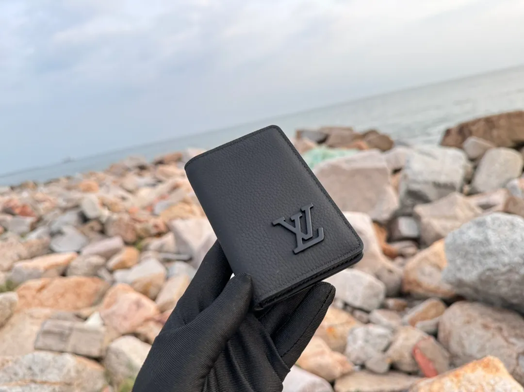 Factory price 280 [Top original order] M69979 Black 👏👏Aerogram pocket wallet. The calfskin selected is as soft as old aviation letterhead. The metal letters low-key mark the brand identity. It is equipped with compartments and card slots, achieving the fusion of elegance and functionality. Pairs with any LV Aerogram bag. Dimensions: 8.0 x 11.0 x 1.0 cm.