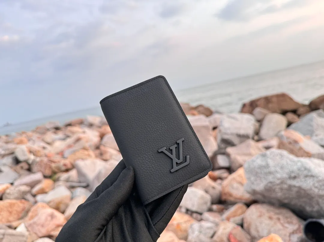 Factory price 280 [Top original order] M69979 Black 👏👏Aerogram pocket wallet. The calfskin selected is as soft as old aviation letterhead. The metal letters low-key mark the brand identity. It is equipped with compartments and card slots, achieving the fusion of elegance and functionality. Pairs with any LV Aerogram bag. Dimensions: 8.0 x 11.0 x 1.0 cm.