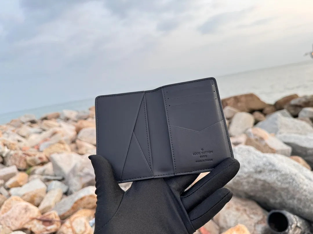 Factory price 280 [Top original order] M69979 Black 👏👏Aerogram pocket wallet. The calfskin selected is as soft as old aviation letterhead. The metal letters low-key mark the brand identity. It is equipped with compartments and card slots, achieving the fusion of elegance and functionality. Pairs with any LV Aerogram bag. Dimensions: 8.0 x 11.0 x 1.0 cm.