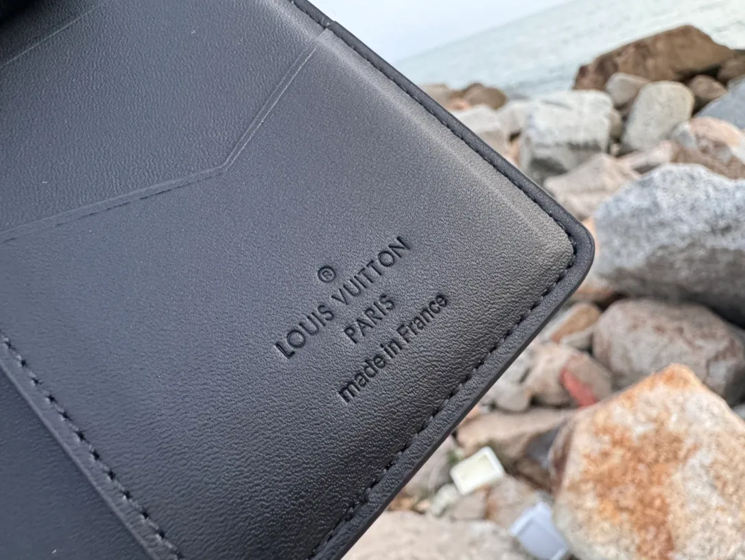 Factory price 280 [Top original order] M69979 Black 👏👏Aerogram pocket wallet. The calfskin selected is as soft as old aviation letterhead. The metal letters low-key mark the brand identity. It is equipped with compartments and card slots, achieving the fusion of elegance and functionality. Pairs with any LV Aerogram bag. Dimensions: 8.0 x 11.0 x 1.0 cm.