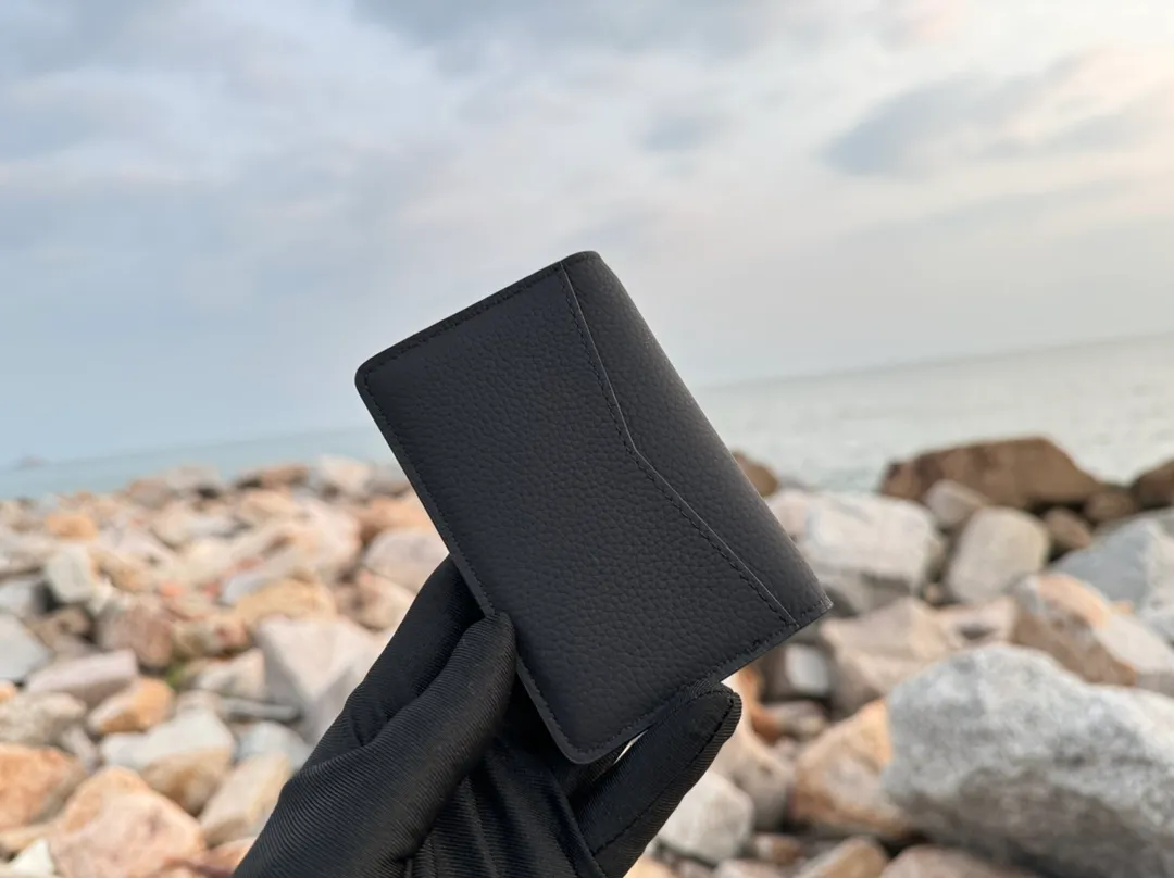 Factory price 280 [Top original order] M69979 Black 👏👏Aerogram pocket wallet. The calfskin selected is as soft as old aviation letterhead. The metal letters low-key mark the brand identity. It is equipped with compartments and card slots, achieving the fusion of elegance and functionality. Pairs with any LV Aerogram bag. Dimensions: 8.0 x 11.0 x 1.0 cm.