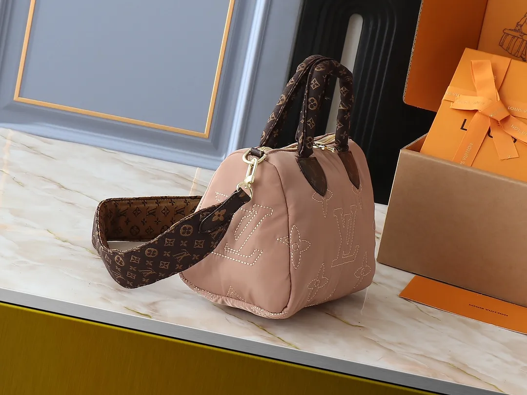 💰240💰Upgraded from the original M21061 M20937 M59008 This LV Pillow Speedy Bandoulière 25 handbag injects a cool attitude into the brand’s classic configuration. Recycled padded nylon has a matte sheen, with Monogram embroidery and Mini Monogram canvas trim. The top handle and shoulder strap are both padded, making it softer, warmer and more comfortable to carry. Dimensions: 25.0 x 19.0 x 15.0 cm (length x height x width)