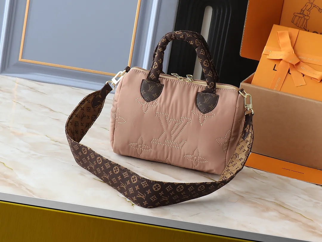 💰240💰Upgraded from the original M21061 M20937 M59008 This LV Pillow Speedy Bandoulière 25 handbag injects a cool attitude into the brand’s classic configuration. Recycled padded nylon has a matte sheen, with Monogram embroidery and Mini Monogram canvas trim. The top handle and shoulder strap are both padded, making it softer, warmer and more comfortable to carry. Dimensions: 25.0 x 19.0 x 15.0 cm (length x height x width)