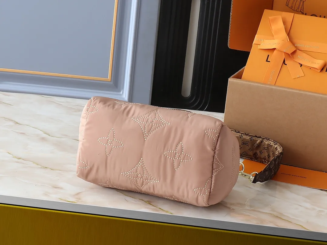 💰240💰Upgraded from the original M21061 M20937 M59008 This LV Pillow Speedy Bandoulière 25 handbag injects a cool attitude into the brand’s classic configuration. Recycled padded nylon has a matte sheen, with Monogram embroidery and Mini Monogram canvas trim. The top handle and shoulder strap are both padded, making it softer, warmer and more comfortable to carry. Dimensions: 25.0 x 19.0 x 15.0 cm (length x height x width)