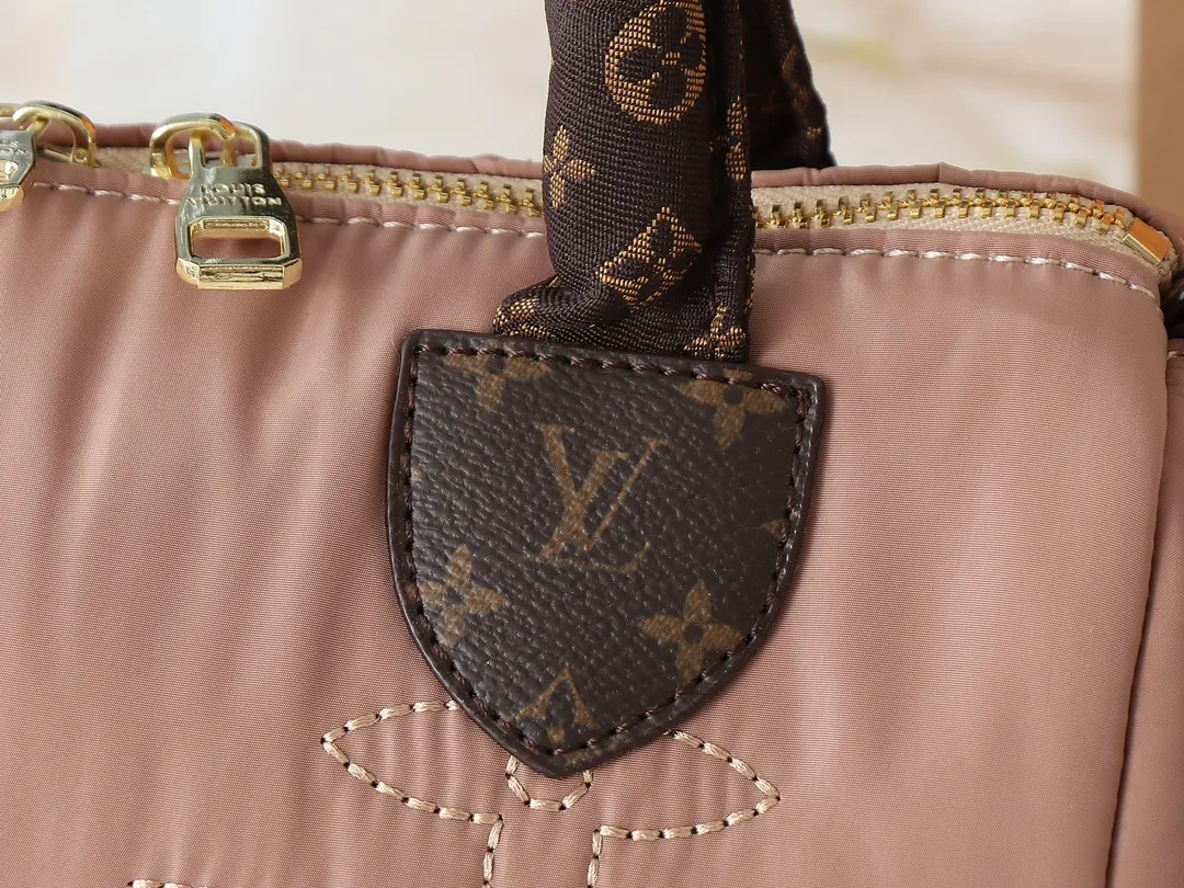 💰240💰Upgraded from the original M21061 M20937 M59008 This LV Pillow Speedy Bandoulière 25 handbag injects a cool attitude into the brand’s classic configuration. Recycled padded nylon has a matte sheen, with Monogram embroidery and Mini Monogram canvas trim. The top handle and shoulder strap are both padded, making it softer, warmer and more comfortable to carry. Dimensions: 25.0 x 19.0 x 15.0 cm (length x height x width)