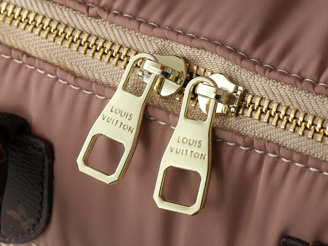 💰240💰Upgraded from the original M21061 M20937 M59008 This LV Pillow Speedy Bandoulière 25 handbag injects a cool attitude into the brand’s classic configuration. Recycled padded nylon has a matte sheen, with Monogram embroidery and Mini Monogram canvas trim. The top handle and shoulder strap are both padded, making it softer, warmer and more comfortable to carry. Dimensions: 25.0 x 19.0 x 15.0 cm (length x height x width)
