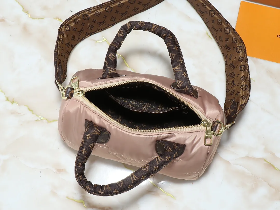 💰240💰Upgraded from the original M21061 M20937 M59008 This LV Pillow Speedy Bandoulière 25 handbag injects a cool attitude into the brand’s classic configuration. Recycled padded nylon has a matte sheen, with Monogram embroidery and Mini Monogram canvas trim. The top handle and shoulder strap are both padded, making it softer, warmer and more comfortable to carry. Dimensions: 25.0 x 19.0 x 15.0 cm (length x height x width)