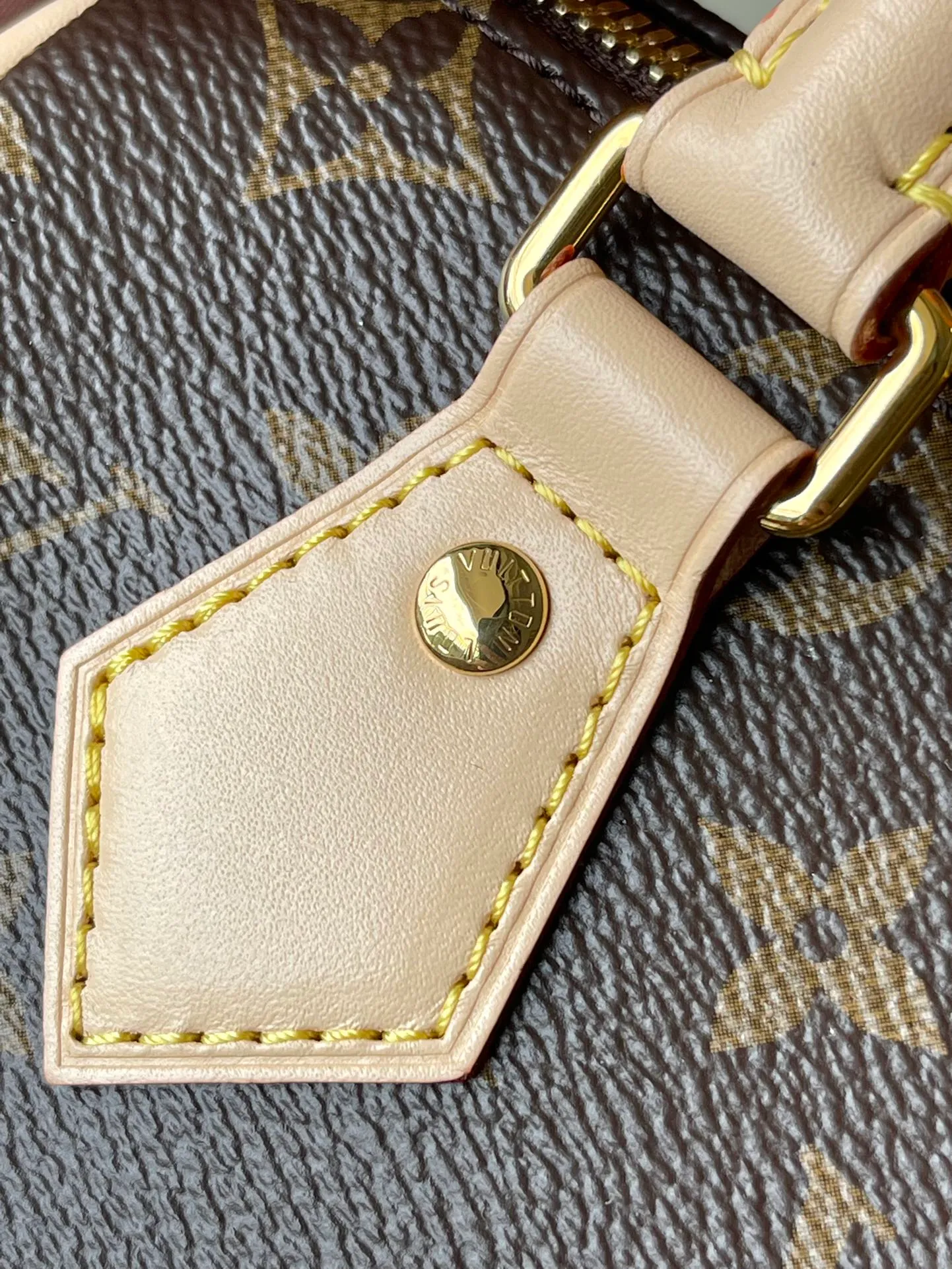 💰800 Top original order M46234 supports counter inspection. The photo taken of duty-free goods is consistent with the product and has not been unpacked. This product is an exclusive duty-free product in the market and is the highest-end product. Inspection is supported. This product has passed strict inspection and is flawless. Please wear gloves when touching the product. This product is not returnable or exchangeable. Please confirm the product first and then remove the label on the handle. This product is temporarily not open to the public, only regular customers, and is in short supply. Dimensions: 20.5 x 13.5 x 12 cm
