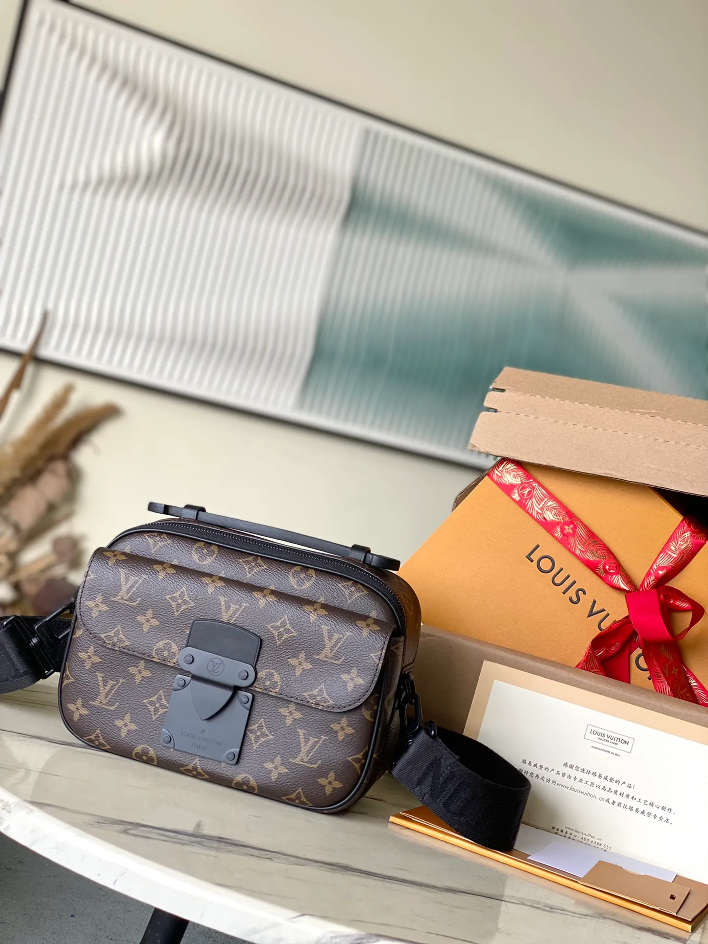 💰960 Top original order M45806 supports counter inspection. The photo taken of duty-free goods is consistent with the product and has not been unpacked. This product is an exclusive duty-free product in the market and is the highest-end product. Inspection is supported. This product has passed strict inspection and is flawless. Please wear gloves when touching the product. This product is not returnable or exchangeable. Please confirm the product first and then remove the label on the handle. This product is temporarily not open to the public, only regular customers, and is in short supply. Dimensions: 22 x 18 x 8 cm