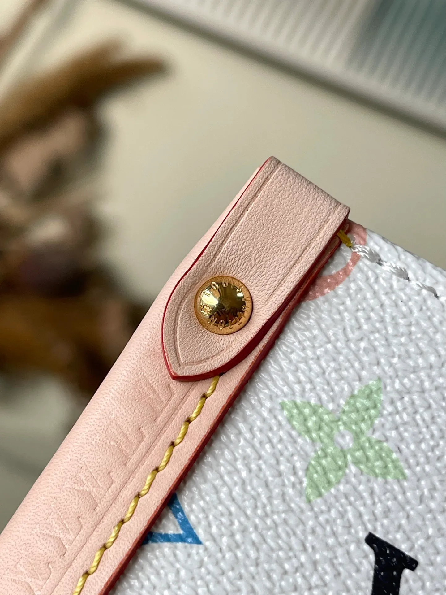 💰1280 Top Original Order M13079 Louis Vuitton The colorful Monogram canvas body, cow leather trim and LVxTM key bag reflect the sophisticated style. The bright corners recall the design of Louis Vuitton's traditional luggage. The shoulder strap and top handle allow for multiple carrying methods. Dimensions: 35 × 27 × 14 cm