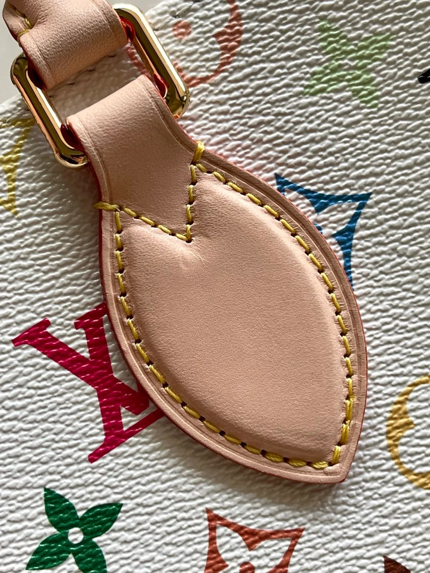 💰1280 Top Original Order M13079 Louis Vuitton The colorful Monogram canvas body, cow leather trim and LVxTM key bag reflect the sophisticated style. The bright corners recall the design of Louis Vuitton's traditional luggage. The shoulder strap and top handle allow for multiple carrying methods. Dimensions: 35 × 27 × 14 cm
