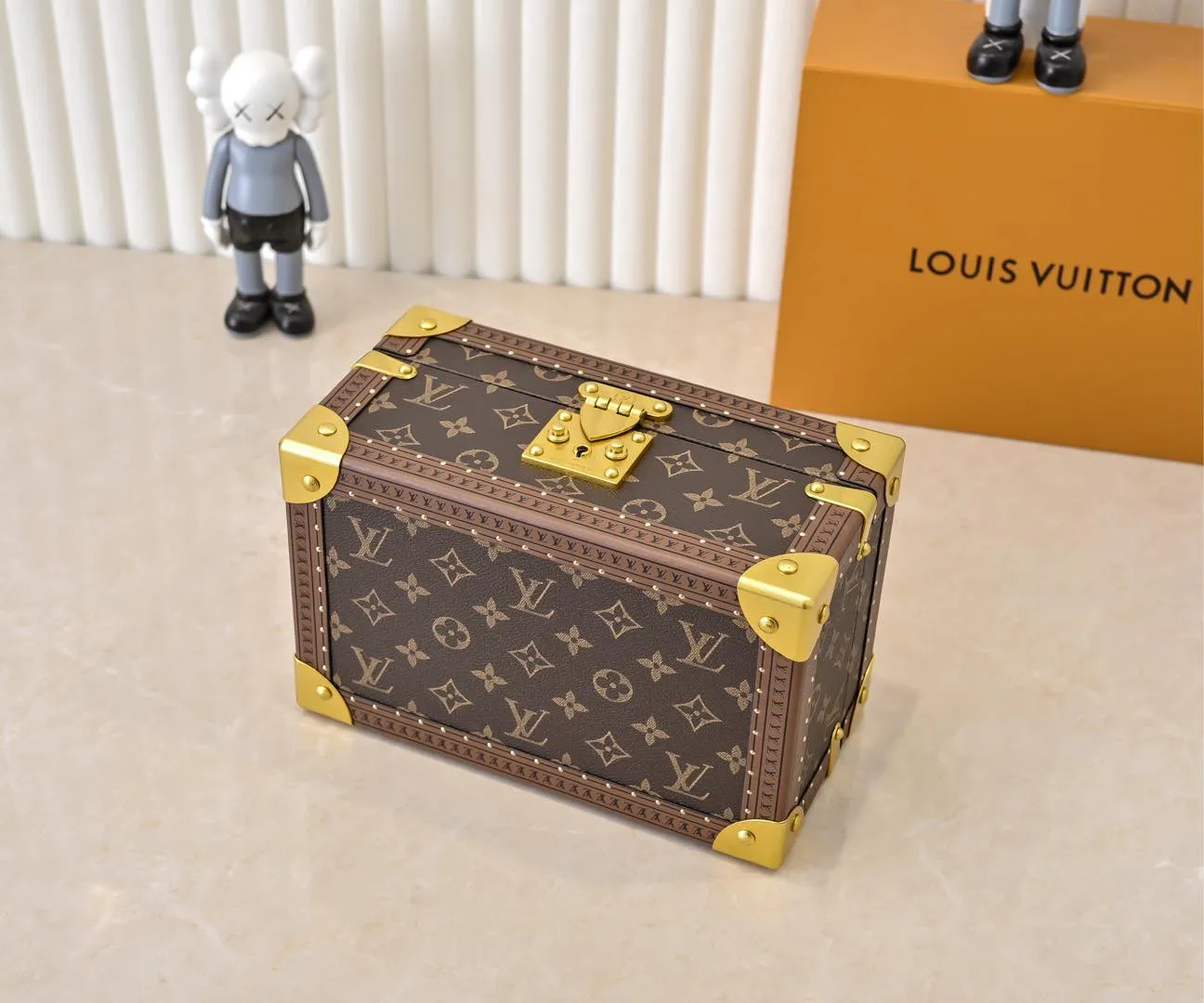 Batch 900💰 Upgraded original M24572 denim presbyopia treasure box This Coffret Trésor 24 hard case has a brand new S-lock lock, equipped with a key. The main compartment is made of Monogram Denim canvas with cowhide leather trim. The medium size can safely store precious treasures. Dimensions: 25.0 x 13.5 x 17.5 cm (length x height x width)