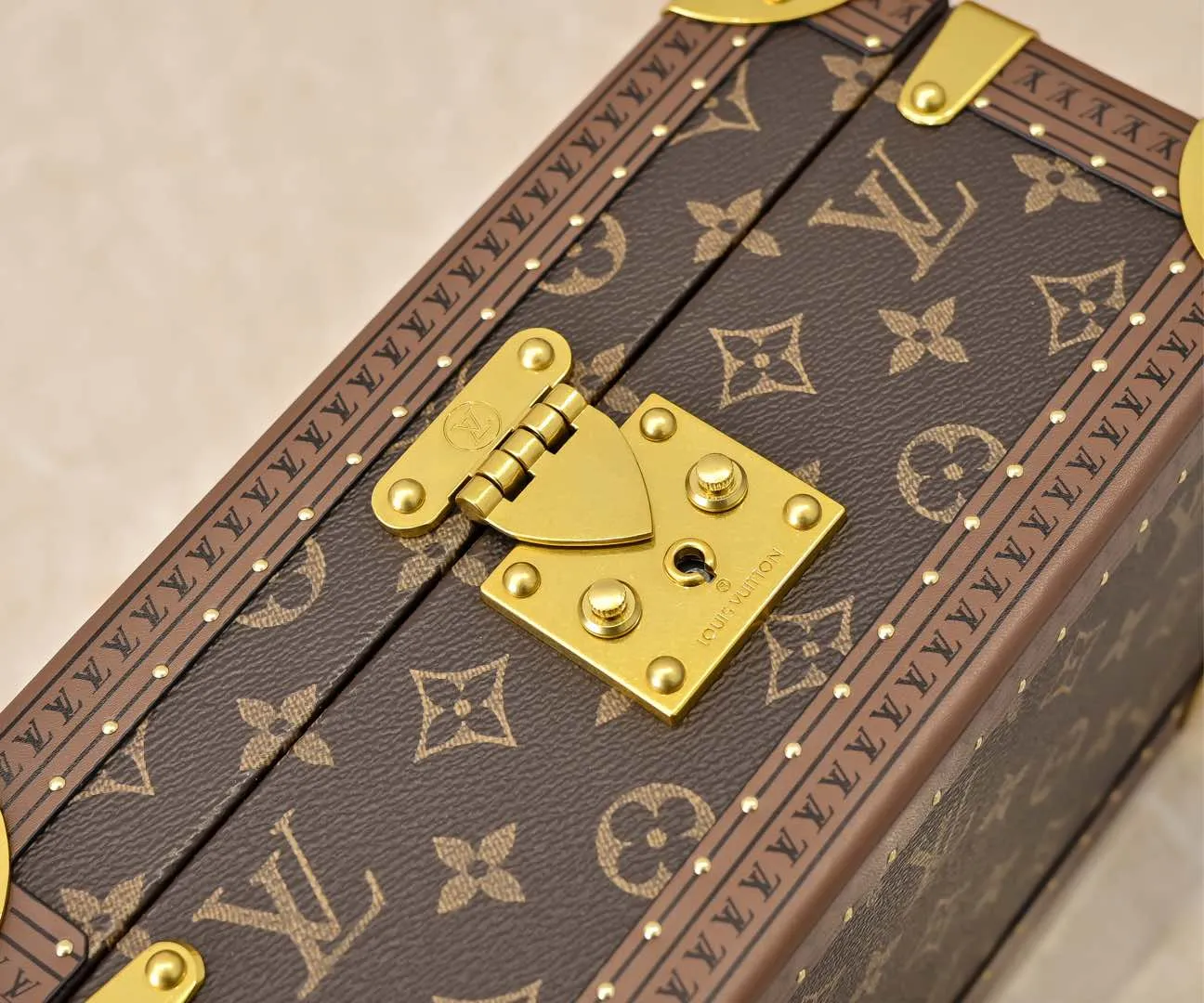 Batch 900💰 Upgraded original M24572 denim presbyopia treasure box This Coffret Trésor 24 hard case has a brand new S-lock lock, equipped with a key. The main compartment is made of Monogram Denim canvas with cowhide leather trim. The medium size can safely store precious treasures. Dimensions: 25.0 x 13.5 x 17.5 cm (length x height x width)