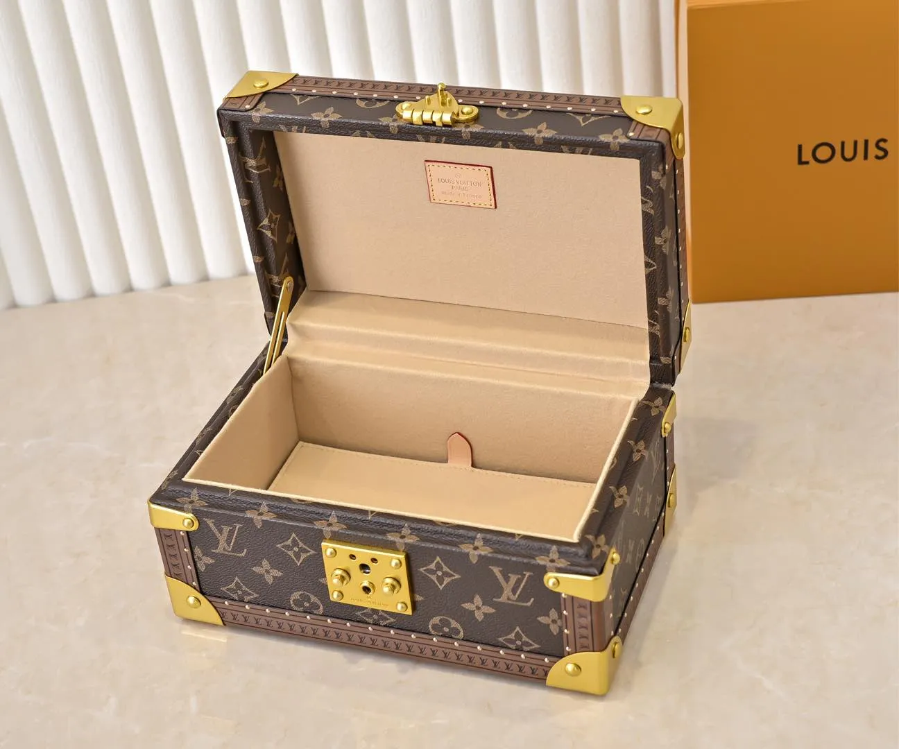 Batch 900💰 Upgraded original M24572 denim presbyopia treasure box This Coffret Trésor 24 hard case has a brand new S-lock lock, equipped with a key. The main compartment is made of Monogram Denim canvas with cowhide leather trim. The medium size can safely store precious treasures. Dimensions: 25.0 x 13.5 x 17.5 cm (length x height x width)