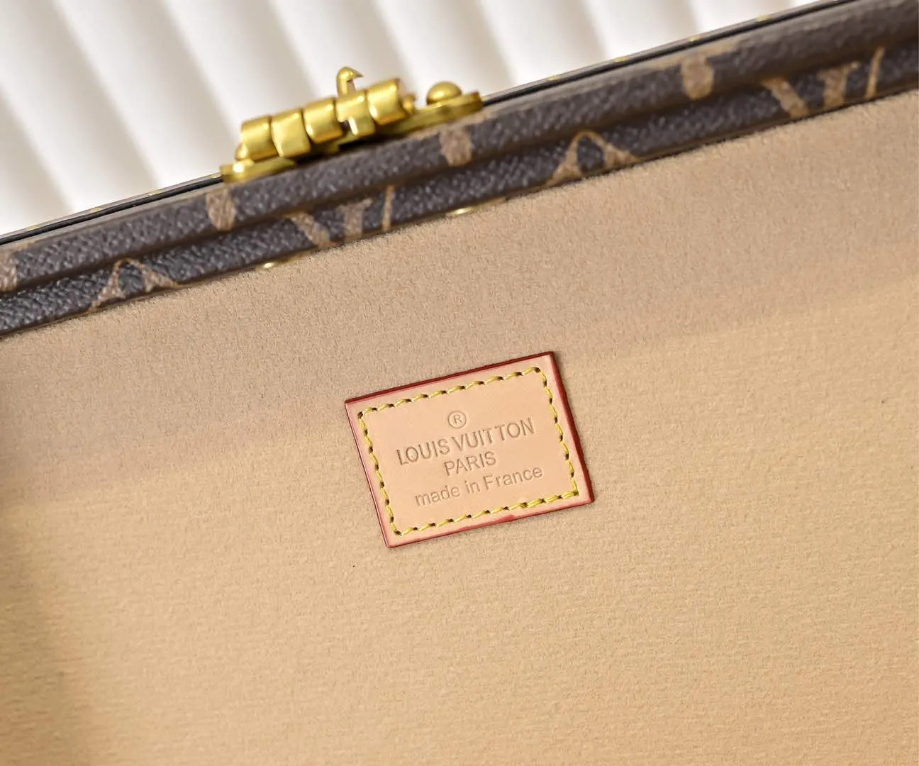 Batch 900💰 Upgraded original M24572 denim presbyopia treasure box This Coffret Trésor 24 hard case has a brand new S-lock lock, equipped with a key. The main compartment is made of Monogram Denim canvas with cowhide leather trim. The medium size can safely store precious treasures. Dimensions: 25.0 x 13.5 x 17.5 cm (length x height x width)