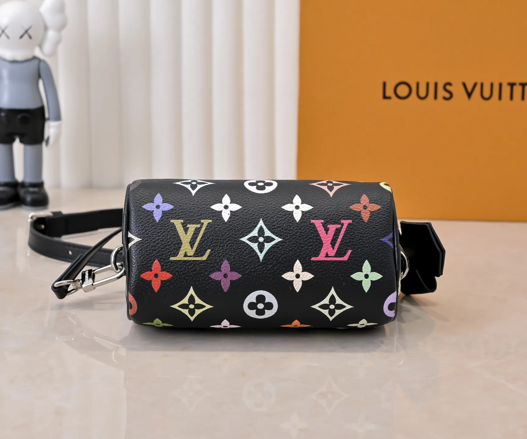Upgraded version 140 M13406 M13391 (real shot, real shot, version matching method) M81085 new denim lv Murakami Takashi co-branded NANOSPEEDY handbag This Nano Speedy handbag combines Monogram canvas and cow leather trim printing, with 33 colorful colors to interpret the white tricolor and black tricolor. It has been launched in twelve pieces and is very popular around the world and is loved by celebrities and celebrities. 16x10x7.5cm
