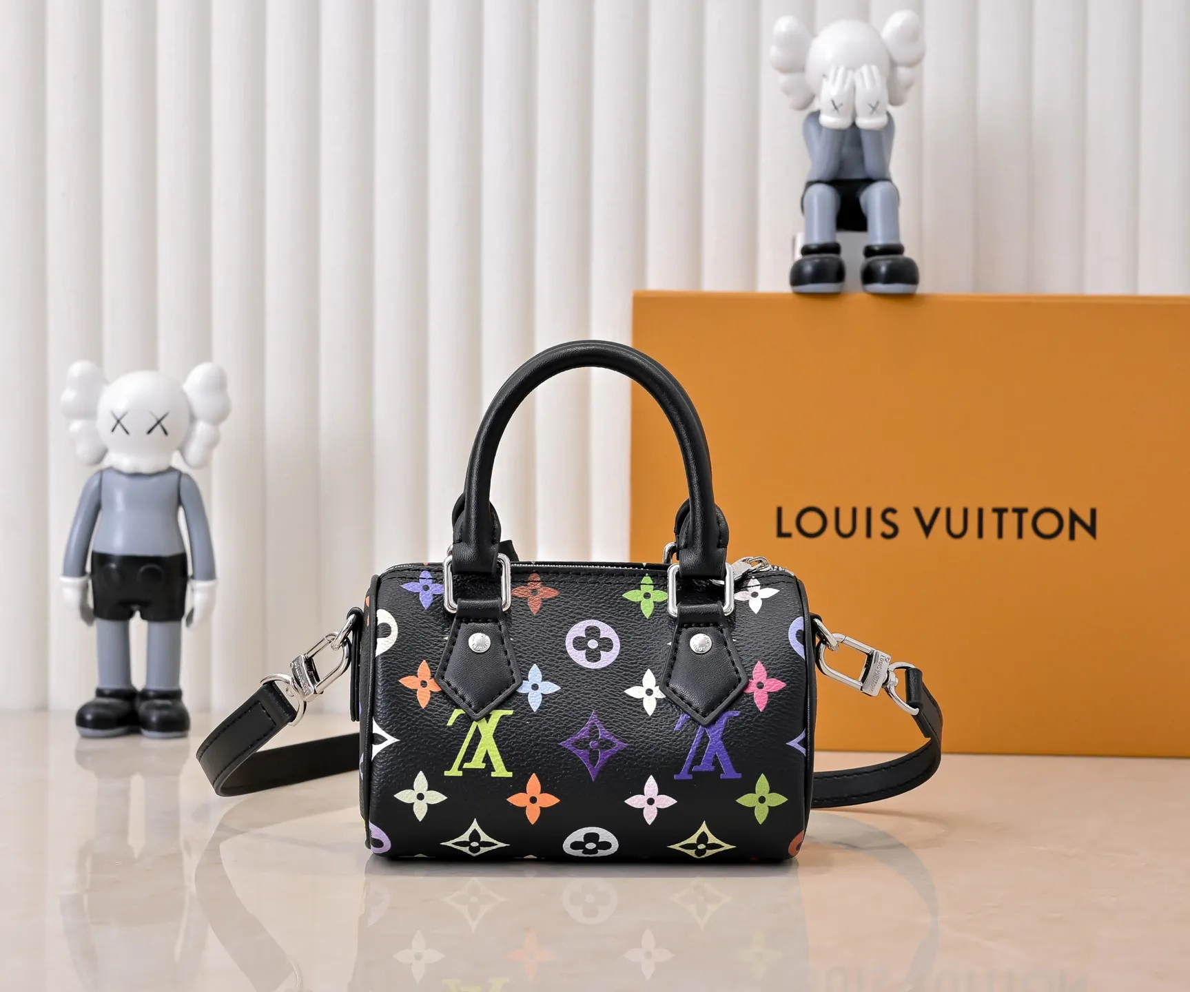 Upgraded version 140 M13406 M13391 (real shot, real shot, version matching method) M81085 new denim lv Murakami Takashi co-branded NANOSPEEDY handbag This Nano Speedy handbag combines Monogram canvas and cow leather trim printing, with 33 colorful colors to interpret the white tricolor and black tricolor. It has been launched in twelve pieces and is very popular around the world and is loved by celebrities and celebrities. 16x10x7.5cm