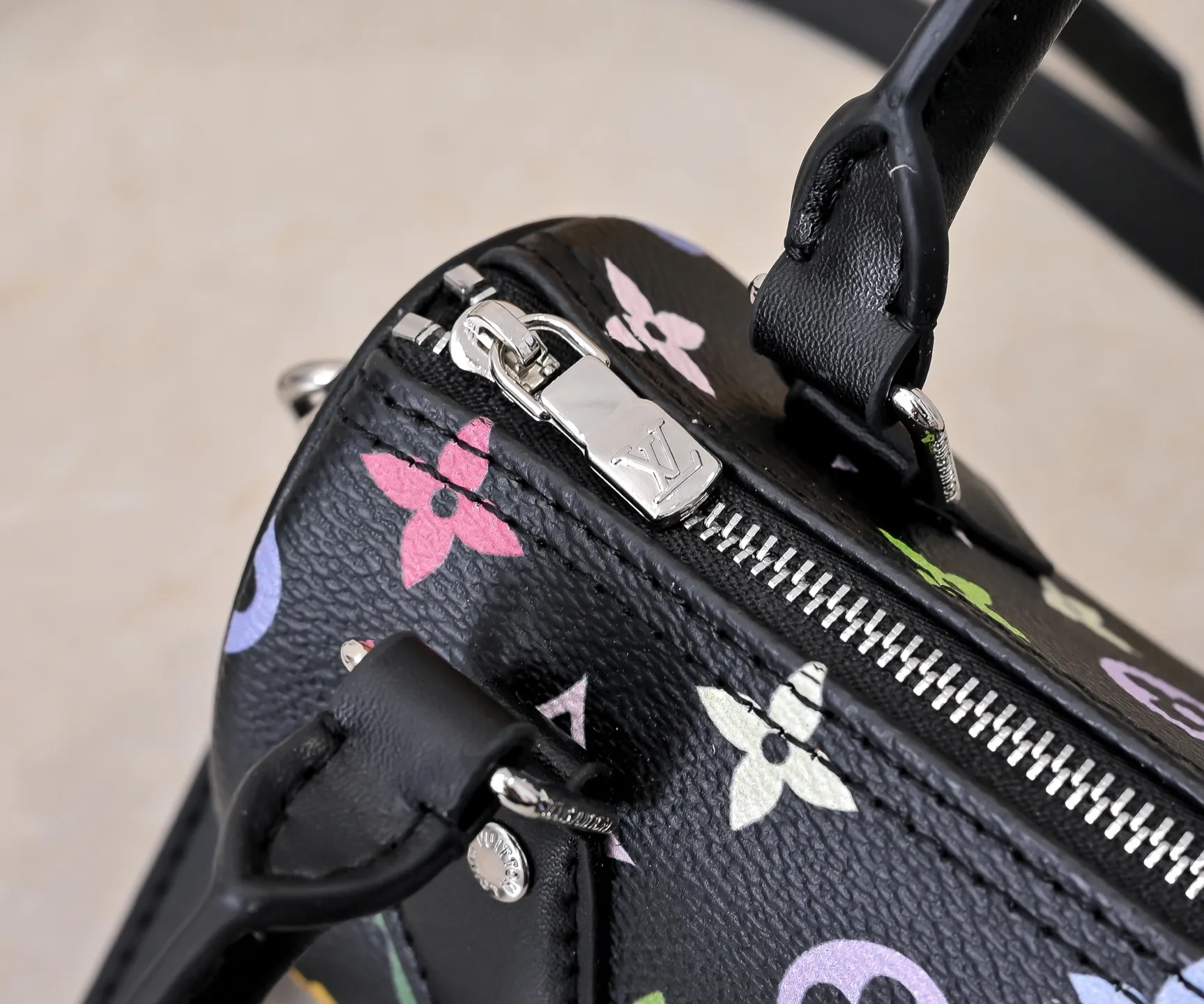 Upgraded version 140 M13406 M13391 (real shot, real shot, version matching method) M81085 new denim lv Murakami Takashi co-branded NANOSPEEDY handbag This Nano Speedy handbag combines Monogram canvas and cow leather trim printing, with 33 colorful colors to interpret the white tricolor and black tricolor. It has been launched in twelve pieces and is very popular around the world and is loved by celebrities and celebrities. 16x10x7.5cm