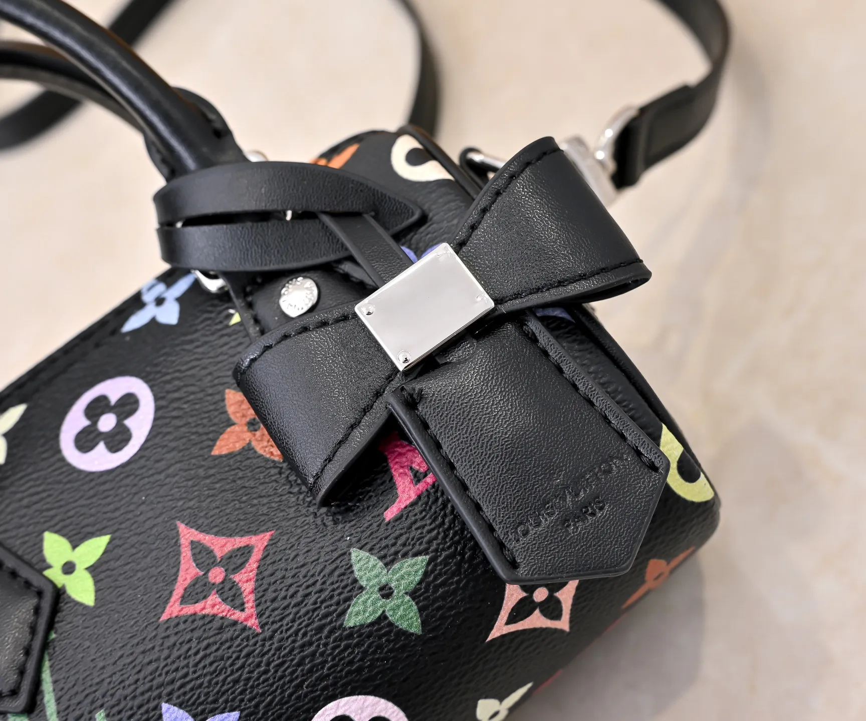 Upgraded version 140 M13406 M13391 (real shot, real shot, version matching method) M81085 new denim lv Murakami Takashi co-branded NANOSPEEDY handbag This Nano Speedy handbag combines Monogram canvas and cow leather trim printing, with 33 colorful colors to interpret the white tricolor and black tricolor. It has been launched in twelve pieces and is very popular around the world and is loved by celebrities and celebrities. 16x10x7.5cm