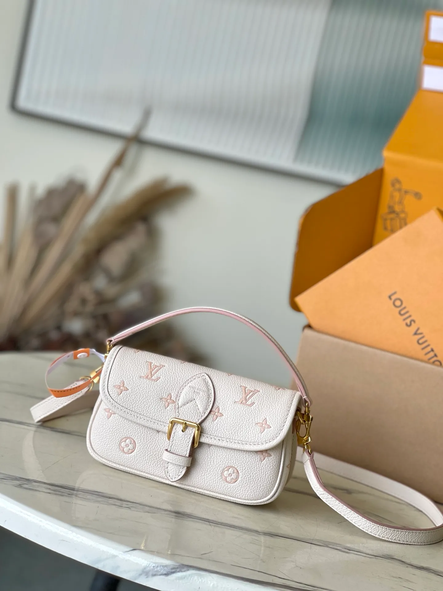 💰900 (first-grain leather) top original order M13642 This Nano Diane handbag reinterprets the classic Monogram pattern with the same color aesthetic, and incorporates dazzling metal parts, detachable shoulder straps and handles into the leather body. The compact design easily accommodates daily necessities such as card holders and cosmetics. Dimensions: 19 × 10.5 × 6.cm