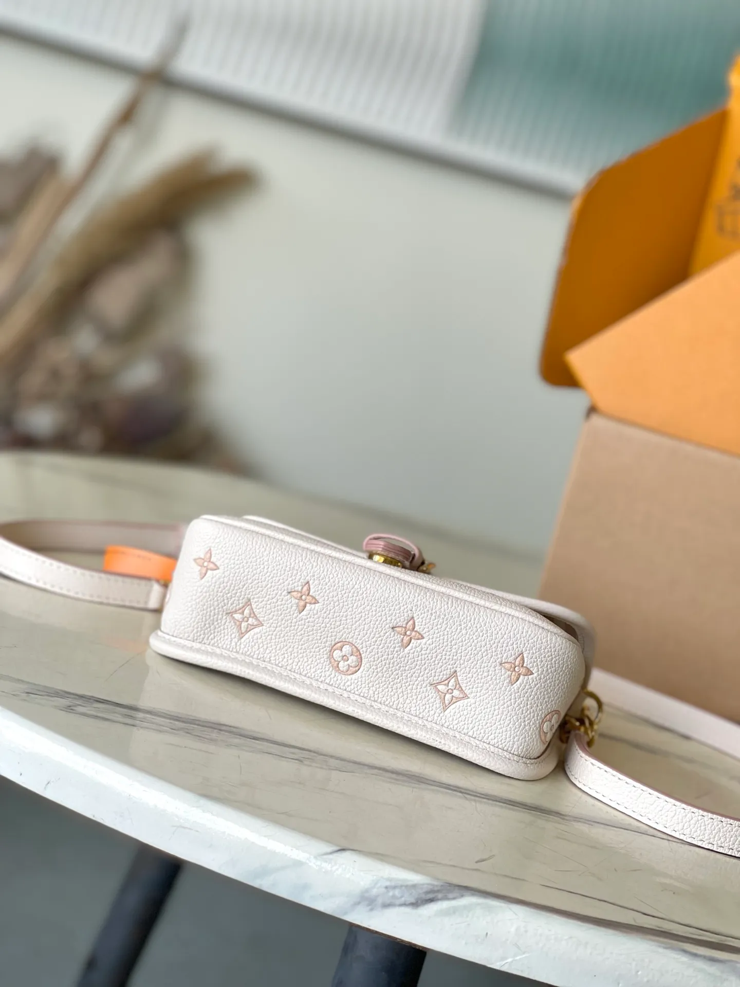 💰900 (first-grain leather) top original order M13642 This Nano Diane handbag reinterprets the classic Monogram pattern with the same color aesthetic, and incorporates dazzling metal parts, detachable shoulder straps and handles into the leather body. The compact design easily accommodates daily necessities such as card holders and cosmetics. Dimensions: 19 × 10.5 × 6.cm
