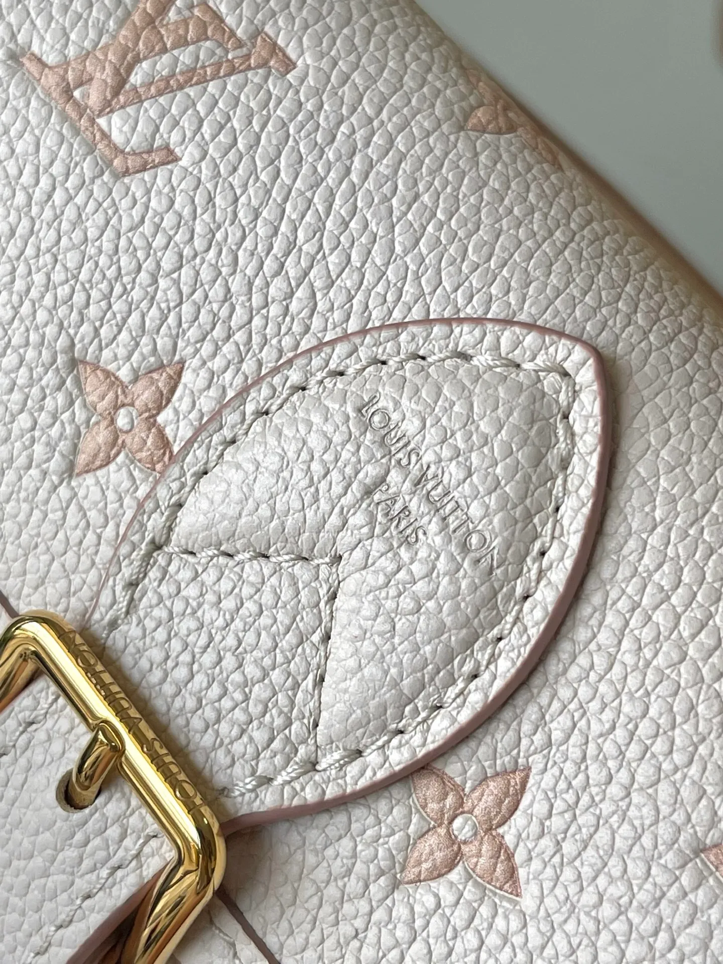💰900 (first-grain leather) top original order M13642 This Nano Diane handbag reinterprets the classic Monogram pattern with the same color aesthetic, and incorporates dazzling metal parts, detachable shoulder straps and handles into the leather body. The compact design easily accommodates daily necessities such as card holders and cosmetics. Dimensions: 19 × 10.5 × 6.cm