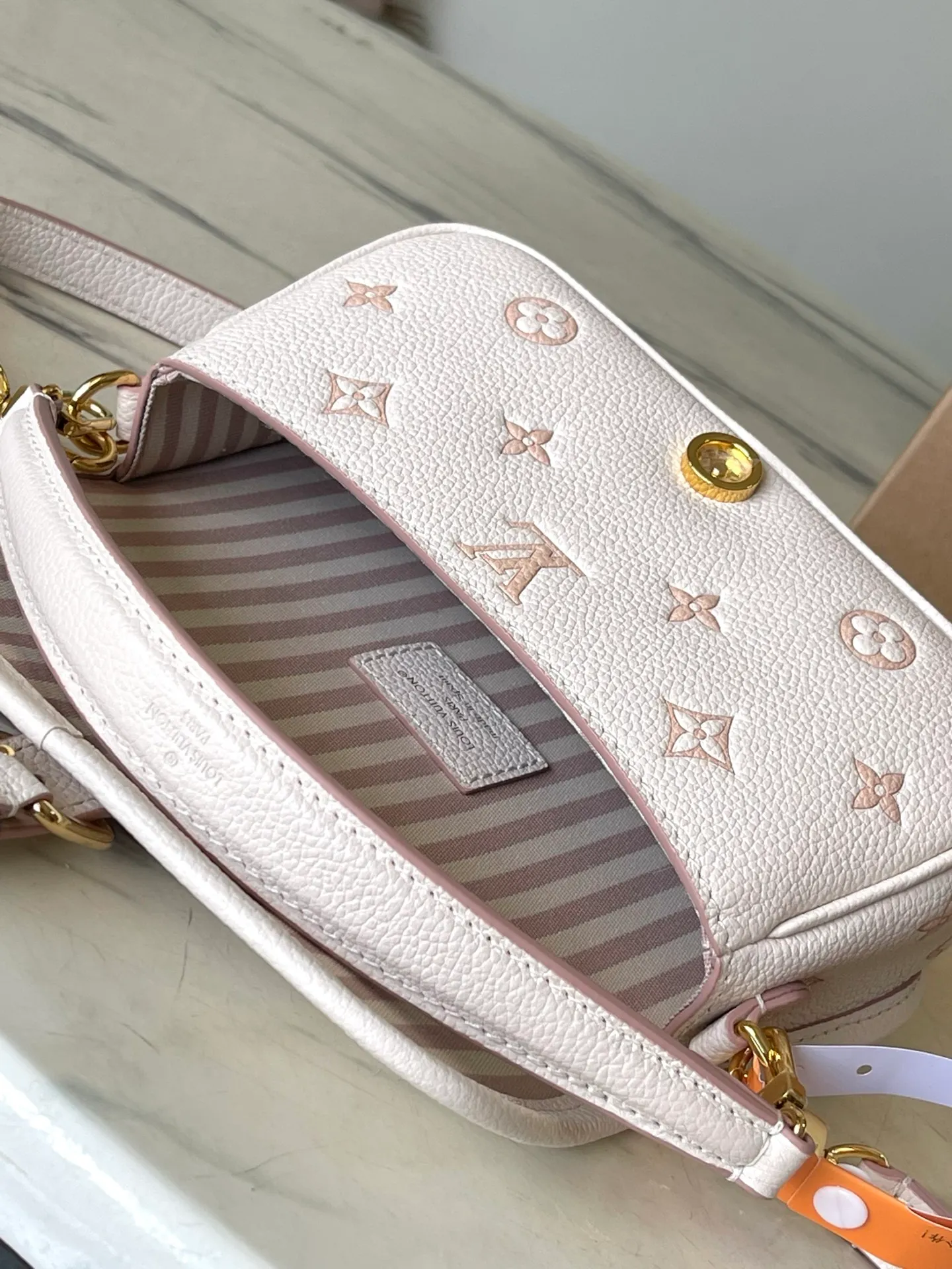 💰900 (first-grain leather) top original order M13642 This Nano Diane handbag reinterprets the classic Monogram pattern with the same color aesthetic, and incorporates dazzling metal parts, detachable shoulder straps and handles into the leather body. The compact design easily accommodates daily necessities such as card holders and cosmetics. Dimensions: 19 × 10.5 × 6.cm