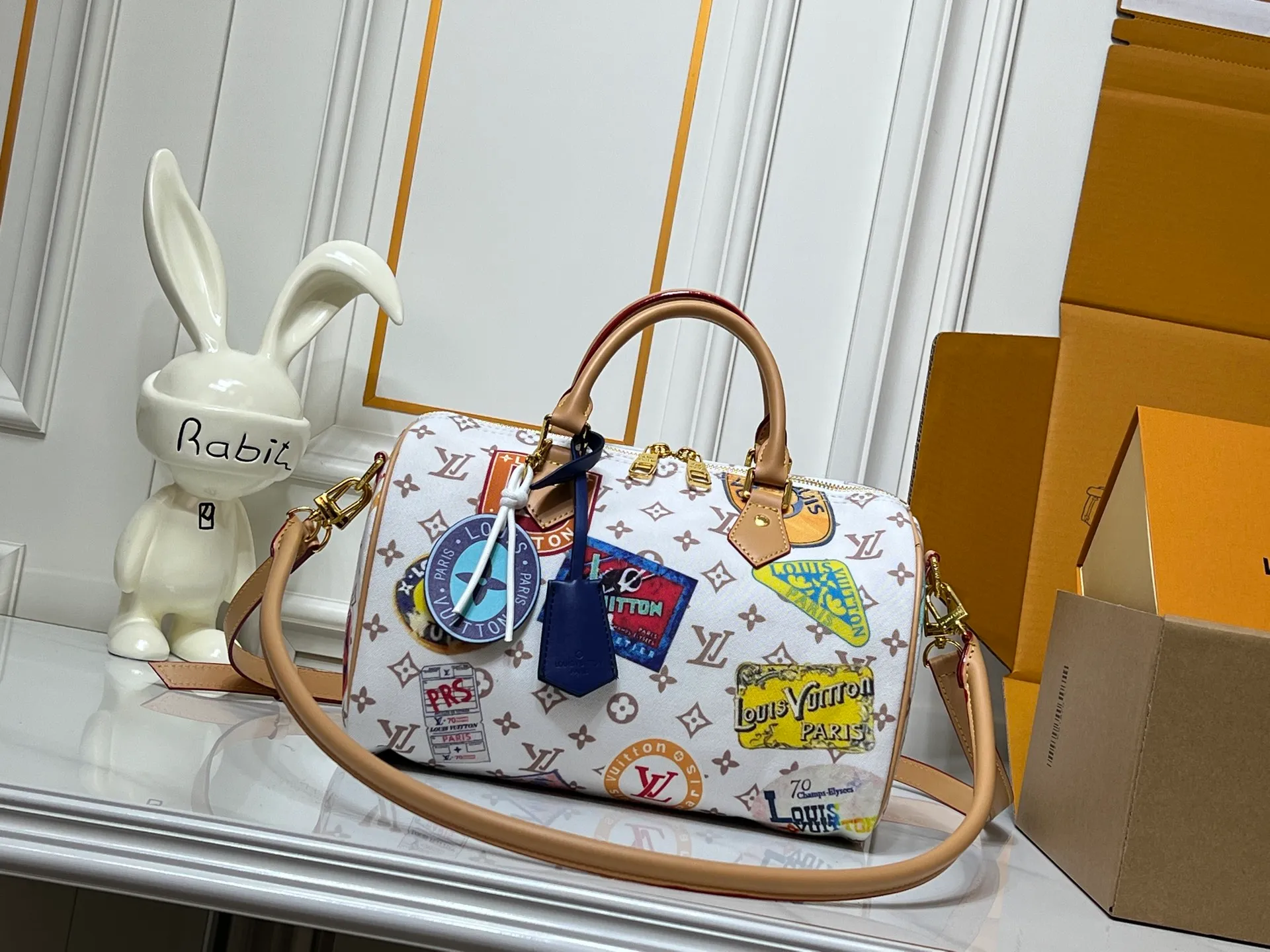 Batch 320💰M14587 M13344 This Speedy Soft 30 handbag interprets Monogram Dune elements with retro touches, with aircraft-shaped decoration and collage effect label, paying tribute to the design of Gaston Louis Vuitton collection series. The long handle makes it easy to carry on the shoulder, making it a great travel companion. 30.0 x 21.0 x 17.0 cm (length x height x width)