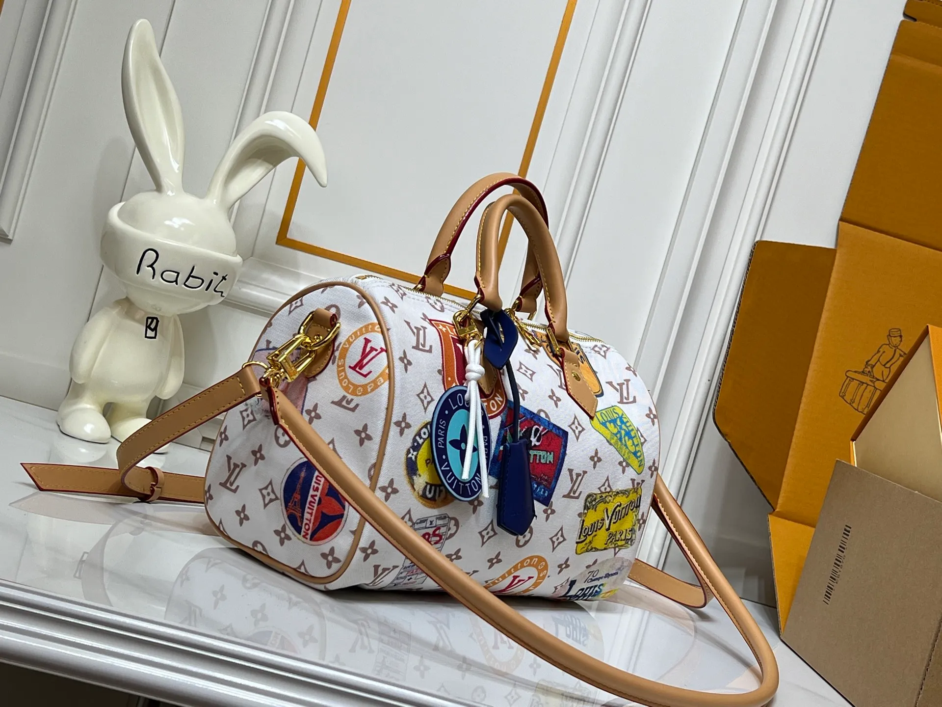 Batch 320💰M14587 M13344 This Speedy Soft 30 handbag interprets Monogram Dune elements with retro touches, with aircraft-shaped decoration and collage effect label, paying tribute to the design of Gaston Louis Vuitton collection series. The long handle makes it easy to carry on the shoulder, making it a great travel companion. 30.0 x 21.0 x 17.0 cm (length x height x width)