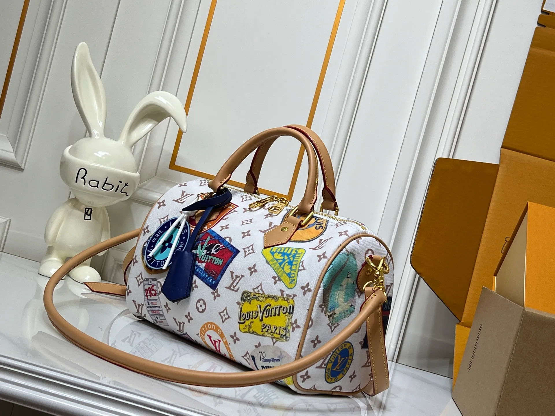 Batch 320💰M14587 M13344 This Speedy Soft 30 handbag interprets Monogram Dune elements with retro touches, with aircraft-shaped decoration and collage effect label, paying tribute to the design of Gaston Louis Vuitton collection series. The long handle makes it easy to carry on the shoulder, making it a great travel companion. 30.0 x 21.0 x 17.0 cm (length x height x width)