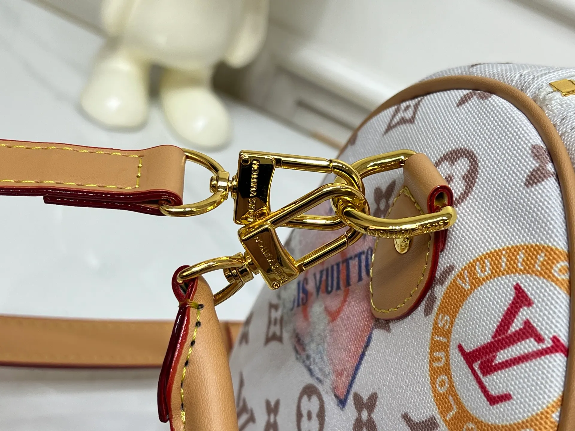 Batch 320💰M14587 M13344 This Speedy Soft 30 handbag interprets Monogram Dune elements with retro touches, with aircraft-shaped decoration and collage effect label, paying tribute to the design of Gaston Louis Vuitton collection series. The long handle makes it easy to carry on the shoulder, making it a great travel companion. 30.0 x 21.0 x 17.0 cm (length x height x width)