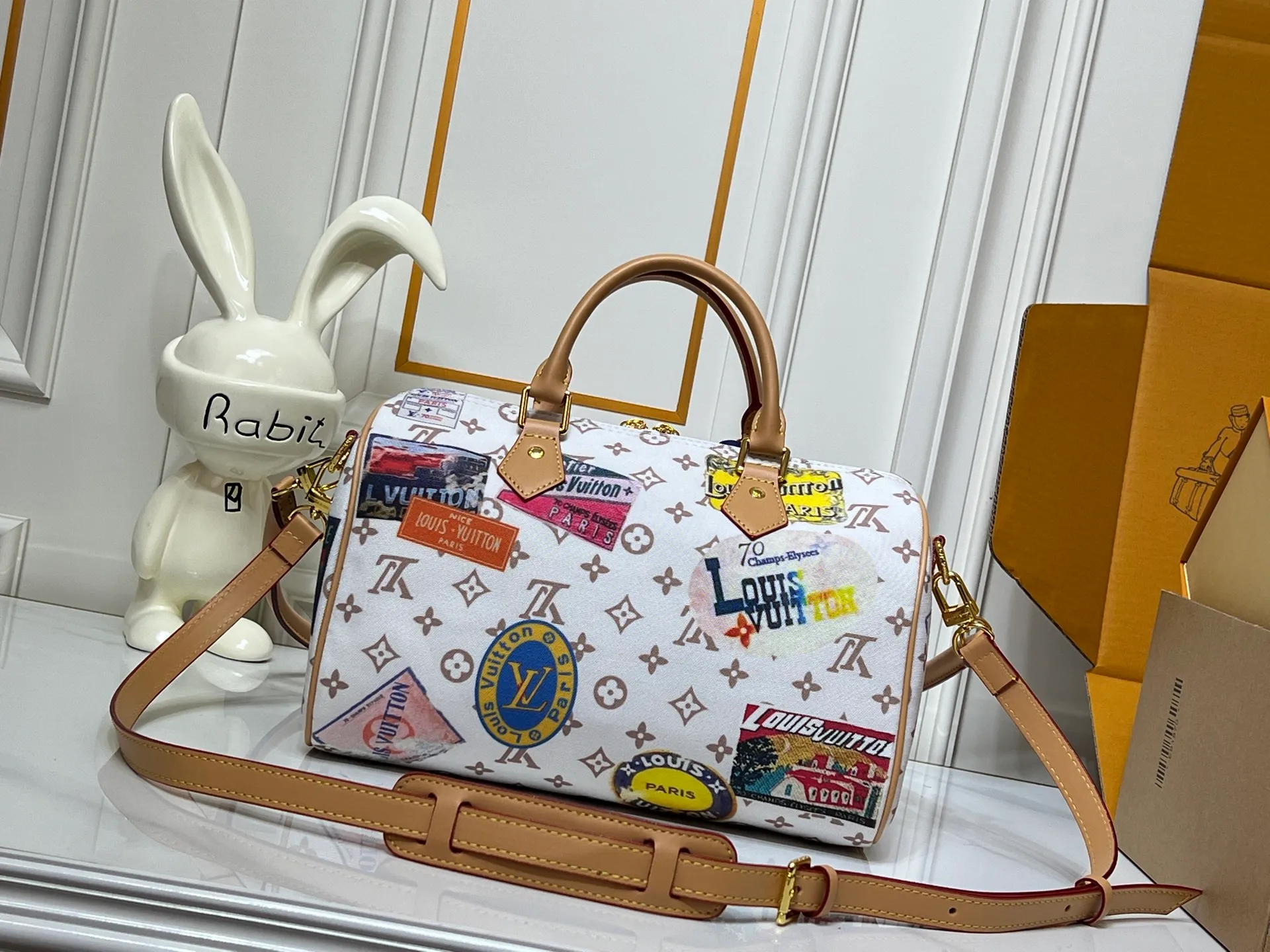 Batch 320💰M14587 M13344 This Speedy Soft 30 handbag interprets Monogram Dune elements with retro touches, with aircraft-shaped decoration and collage effect label, paying tribute to the design of Gaston Louis Vuitton collection series. The long handle makes it easy to carry on the shoulder, making it a great travel companion. 30.0 x 21.0 x 17.0 cm (length x height x width)