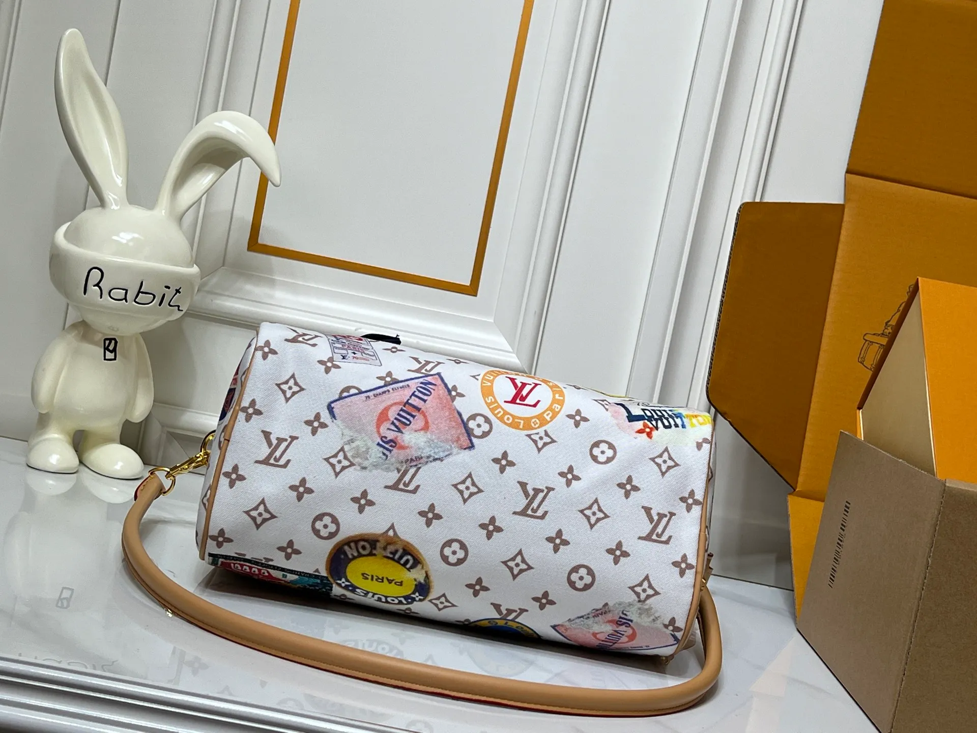 Batch 320💰M14587 M13344 This Speedy Soft 30 handbag interprets Monogram Dune elements with retro touches, with aircraft-shaped decoration and collage effect label, paying tribute to the design of Gaston Louis Vuitton collection series. The long handle makes it easy to carry on the shoulder, making it a great travel companion. 30.0 x 21.0 x 17.0 cm (length x height x width)