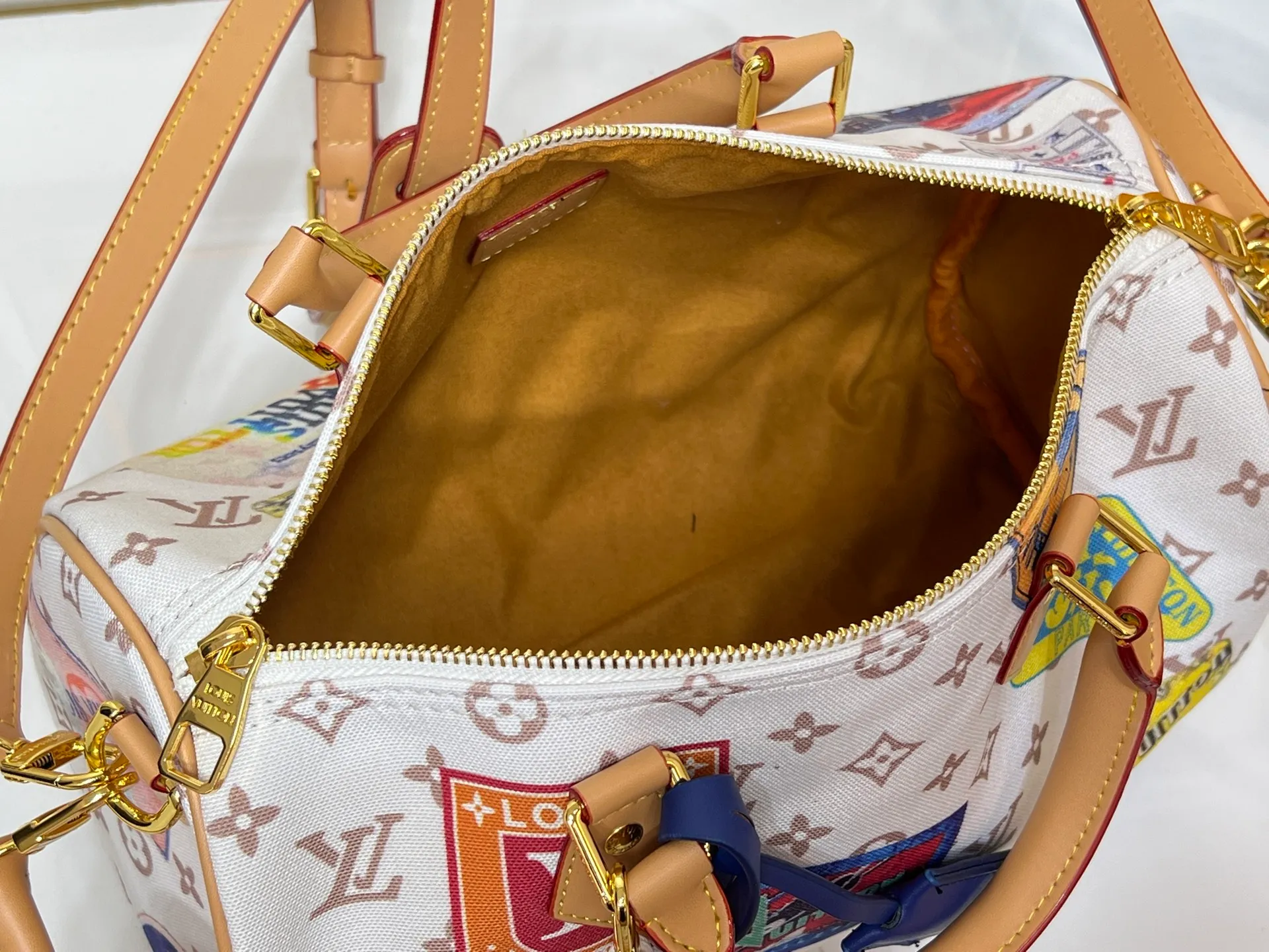 Batch 320💰M14587 M13344 This Speedy Soft 30 handbag interprets Monogram Dune elements with retro touches, with aircraft-shaped decoration and collage effect label, paying tribute to the design of Gaston Louis Vuitton collection series. The long handle makes it easy to carry on the shoulder, making it a great travel companion. 30.0 x 21.0 x 17.0 cm (length x height x width)