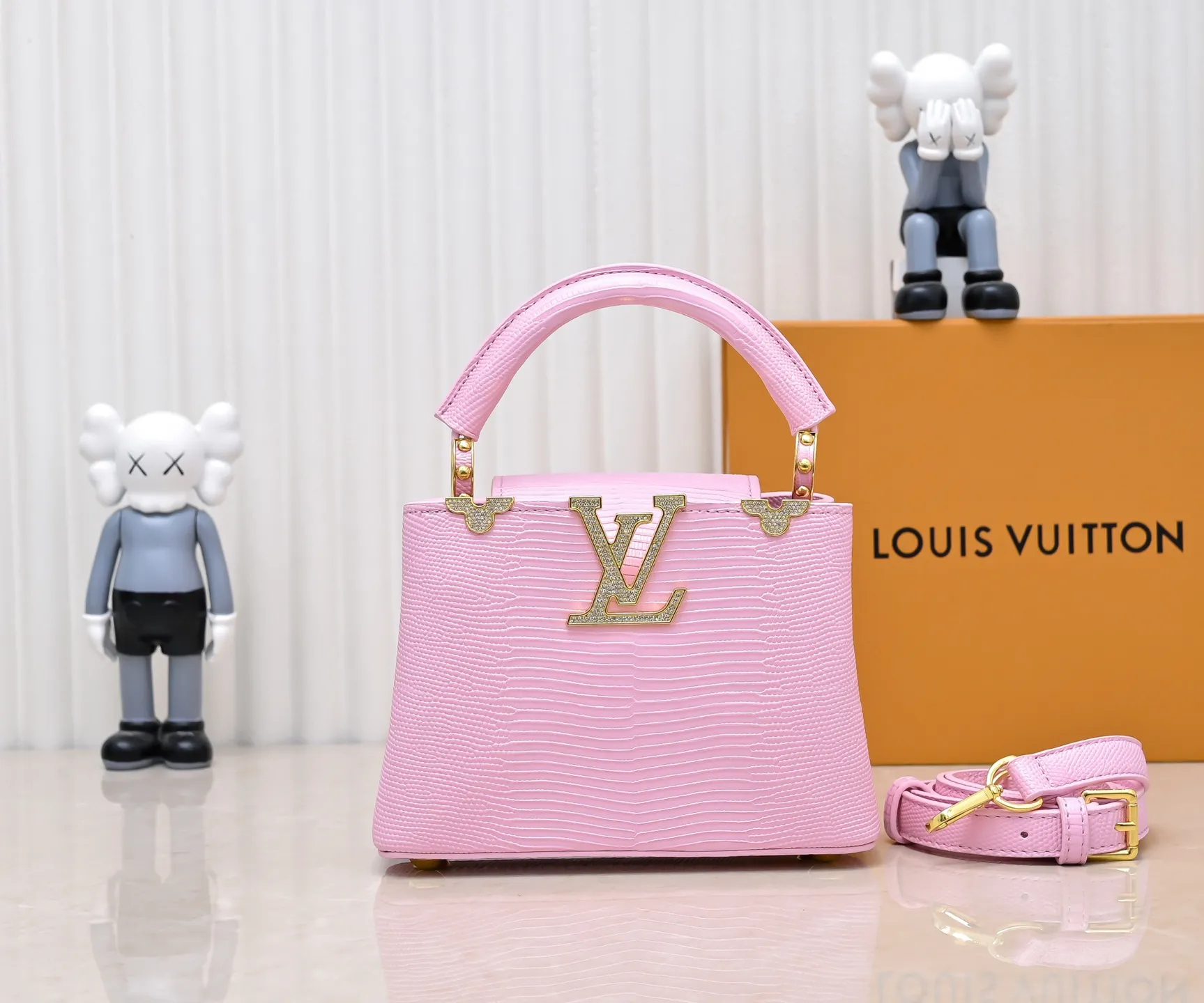 Top original P420 Guangzhou goods M12296 pink lizard leather with gold diamond corolla🔺This Capucines mini handbag is wrapped in gorgeous lizard leather and lined with delicate sheepskin, embellished with dazzling metal parts. The flip cover reads LV letters inside, and a Monogram flower blooms when turned out. Its compact size makes it a dazzling choice for evening occasions. Detailed features 21 x 14 x 8 cm (length x height x width