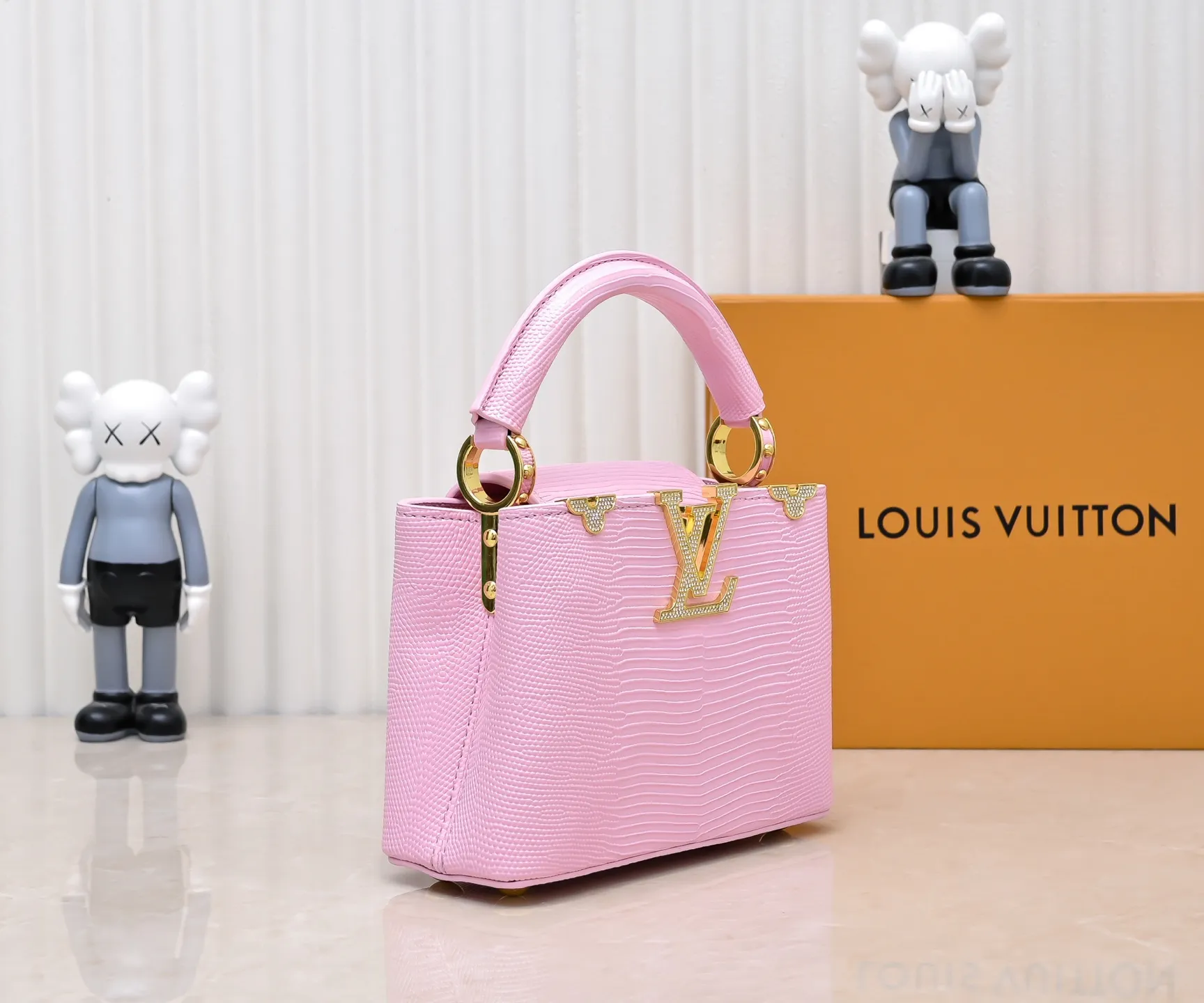 Top original P420 Guangzhou goods M12296 pink lizard leather with gold diamond corolla🔺This Capucines mini handbag is wrapped in gorgeous lizard leather and lined with delicate sheepskin, embellished with dazzling metal parts. The flip cover reads LV letters inside, and a Monogram flower blooms when turned out. Its compact size makes it a dazzling choice for evening occasions. Detailed features 21 x 14 x 8 cm (length x height x width