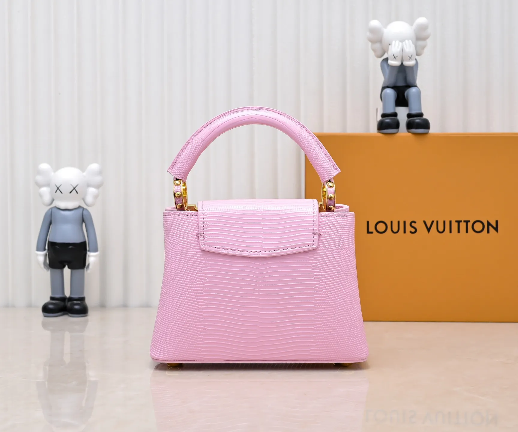 Top original P420 Guangzhou goods M12296 pink lizard leather with gold diamond corolla🔺This Capucines mini handbag is wrapped in gorgeous lizard leather and lined with delicate sheepskin, embellished with dazzling metal parts. The flip cover reads LV letters inside, and a Monogram flower blooms when turned out. Its compact size makes it a dazzling choice for evening occasions. Detailed features 21 x 14 x 8 cm (length x height x width