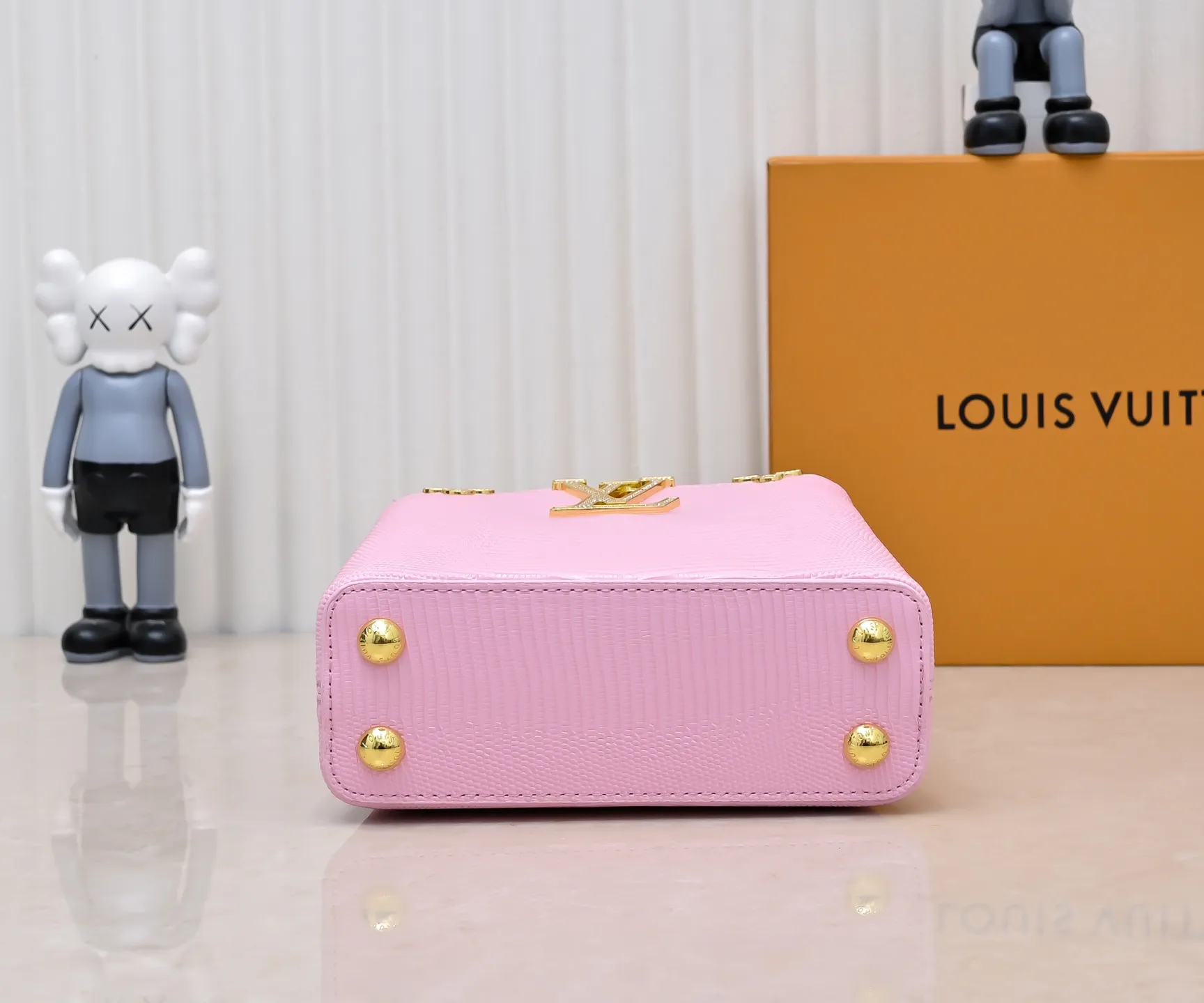 Top original P420 Guangzhou goods M12296 pink lizard leather with gold diamond corolla🔺This Capucines mini handbag is wrapped in gorgeous lizard leather and lined with delicate sheepskin, embellished with dazzling metal parts. The flip cover reads LV letters inside, and a Monogram flower blooms when turned out. Its compact size makes it a dazzling choice for evening occasions. Detailed features 21 x 14 x 8 cm (length x height x width