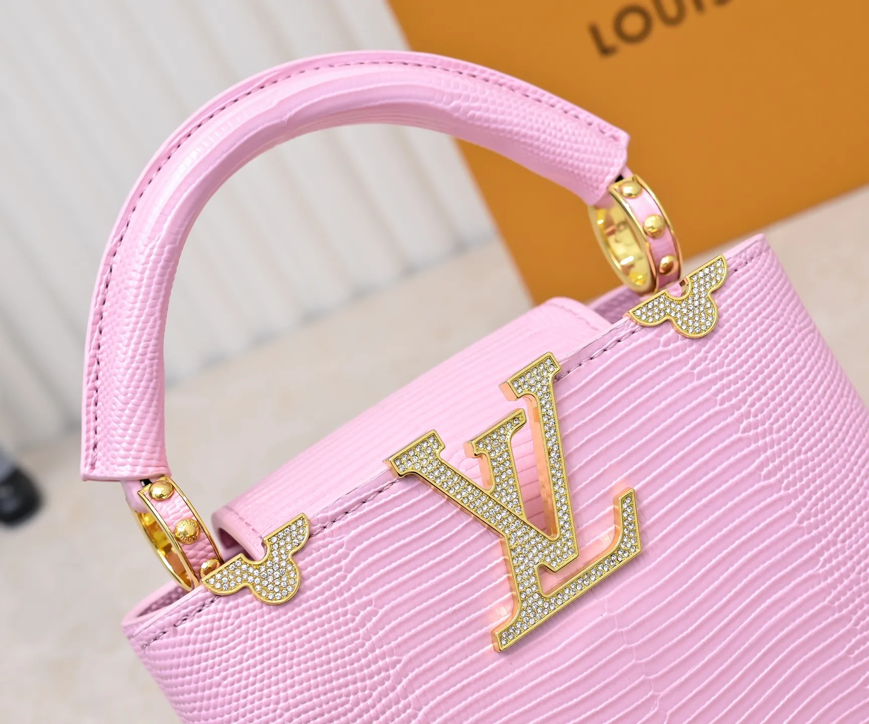 Top original P420 Guangzhou goods M12296 pink lizard leather with gold diamond corolla🔺This Capucines mini handbag is wrapped in gorgeous lizard leather and lined with delicate sheepskin, embellished with dazzling metal parts. The flip cover reads LV letters inside, and a Monogram flower blooms when turned out. Its compact size makes it a dazzling choice for evening occasions. Detailed features 21 x 14 x 8 cm (length x height x width