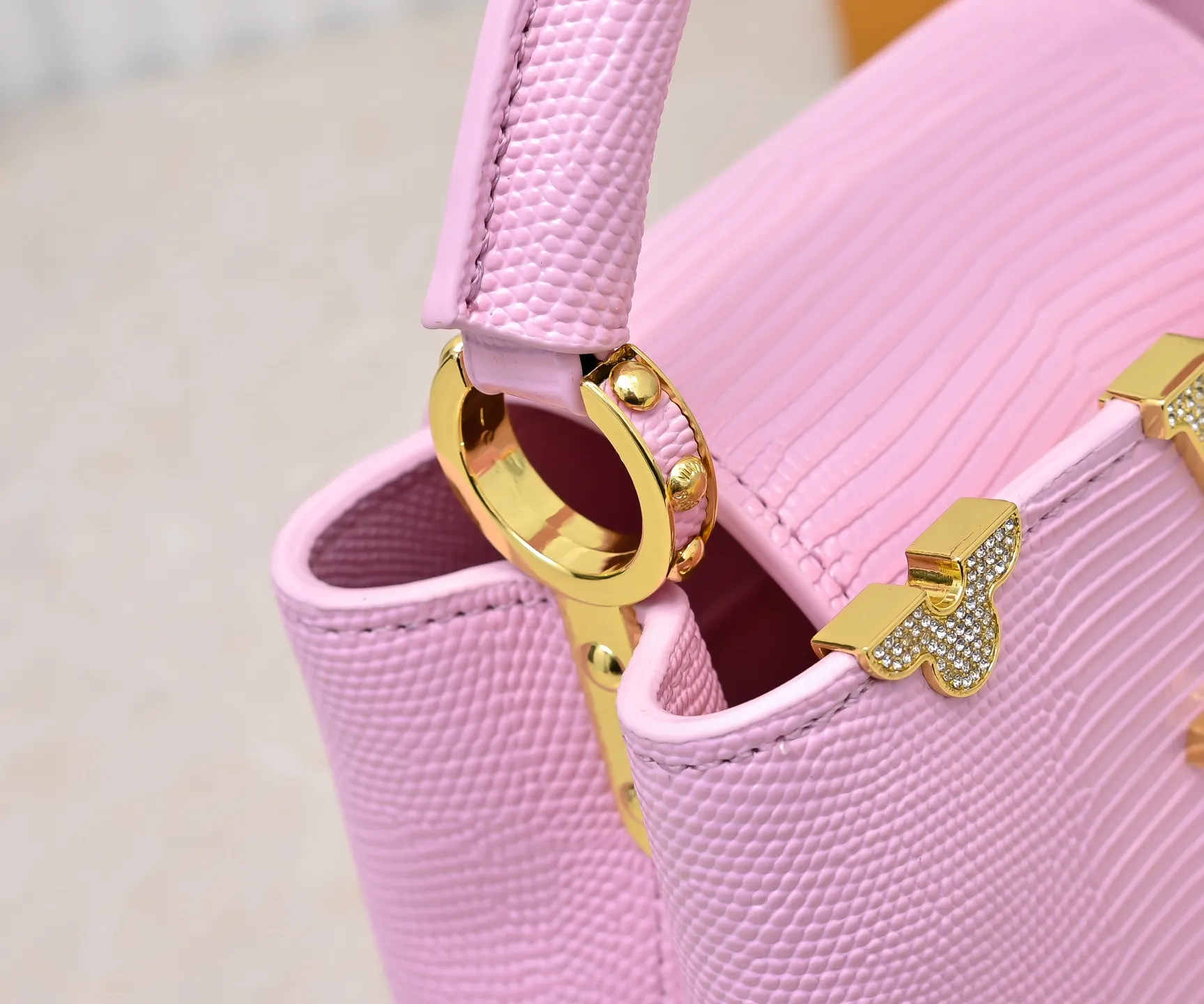 Top original P420 Guangzhou goods M12296 pink lizard leather with gold diamond corolla🔺This Capucines mini handbag is wrapped in gorgeous lizard leather and lined with delicate sheepskin, embellished with dazzling metal parts. The flip cover reads LV letters inside, and a Monogram flower blooms when turned out. Its compact size makes it a dazzling choice for evening occasions. Detailed features 21 x 14 x 8 cm (length x height x width