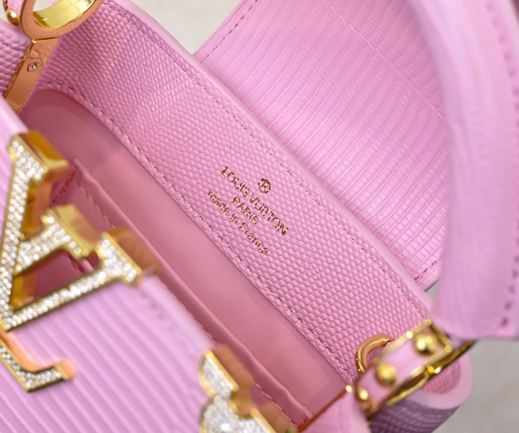 Top original P420 Guangzhou goods M12296 pink lizard leather with gold diamond corolla🔺This Capucines mini handbag is wrapped in gorgeous lizard leather and lined with delicate sheepskin, embellished with dazzling metal parts. The flip cover reads LV letters inside, and a Monogram flower blooms when turned out. Its compact size makes it a dazzling choice for evening occasions. Detailed features 21 x 14 x 8 cm (length x height x width