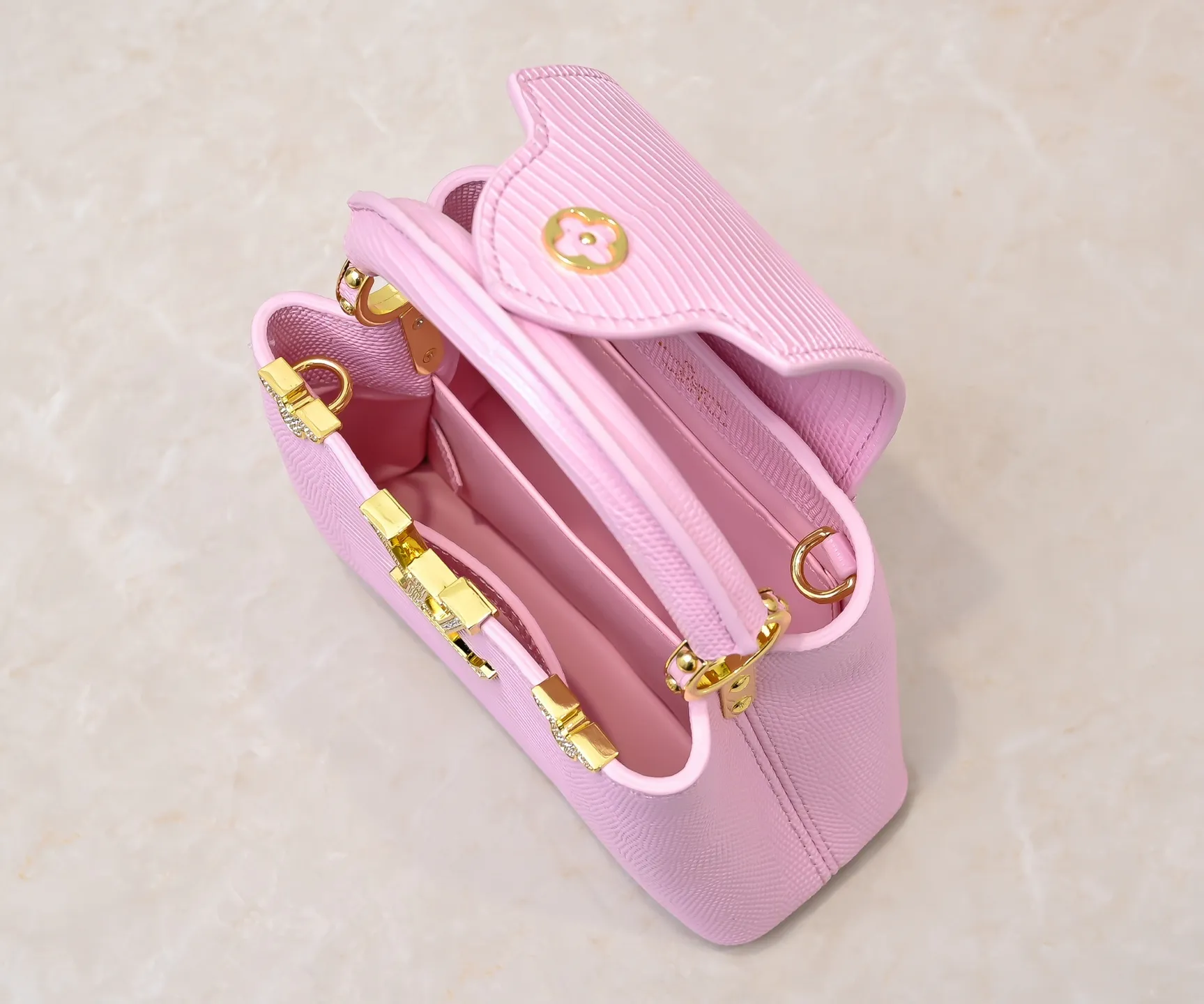 Top original P420 Guangzhou goods M12296 pink lizard leather with gold diamond corolla🔺This Capucines mini handbag is wrapped in gorgeous lizard leather and lined with delicate sheepskin, embellished with dazzling metal parts. The flip cover reads LV letters inside, and a Monogram flower blooms when turned out. Its compact size makes it a dazzling choice for evening occasions. Detailed features 21 x 14 x 8 cm (length x height x width