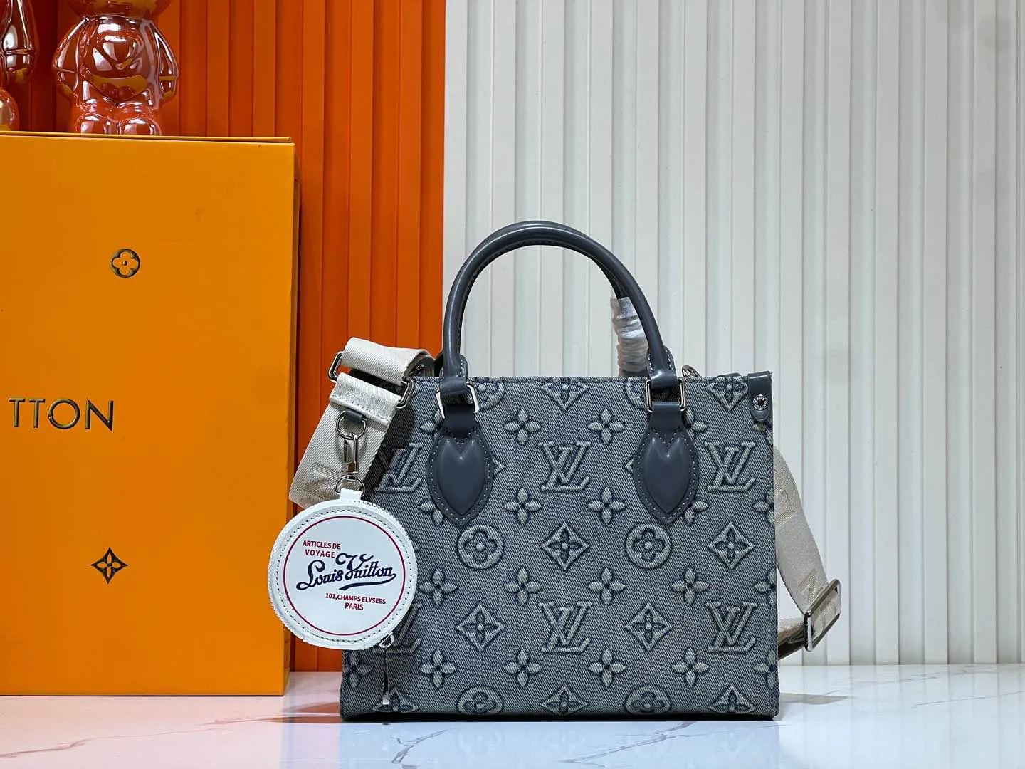Batch 320💰Upgraded original M46373 This denim denim jacquard OnTheGo small handbag is combined with Monogram and Monogram Reverse canvas, and the Monogram Giant pattern is embellished on it. The Toron handle and the jacquard textured shoulder strap decorated with the brand's logo create a visual contrast, and the detachable coin bag is suitable for storing change or small items. It combines fashionable charm with various functions, making it a good daily companion. 25.0 x 19.0 x 11.5 cm (length x height x width)