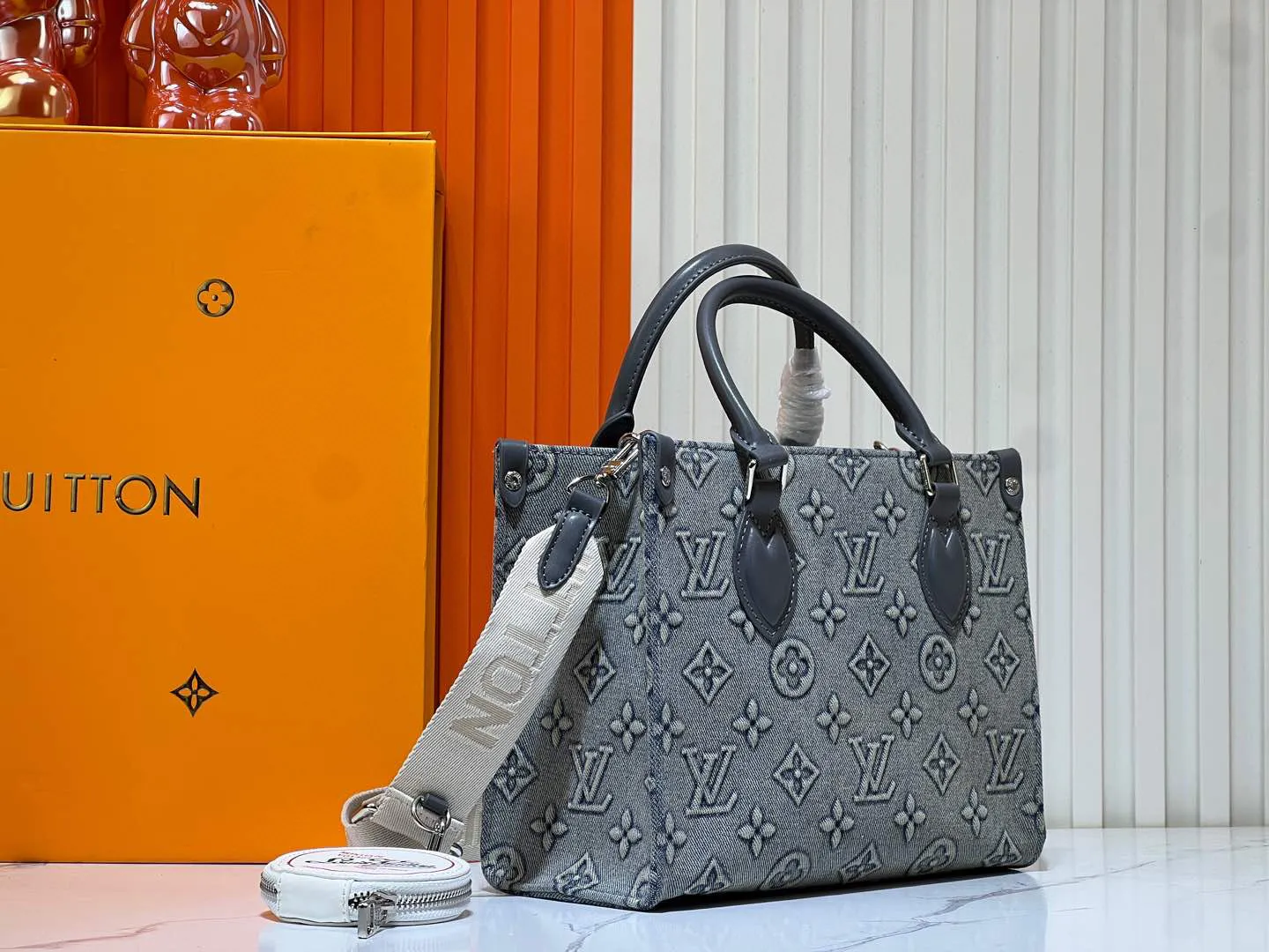 Batch 320💰Upgraded original M46373 This denim denim jacquard OnTheGo small handbag is combined with Monogram and Monogram Reverse canvas, and the Monogram Giant pattern is embellished on it. The Toron handle and the jacquard textured shoulder strap decorated with the brand's logo create a visual contrast, and the detachable coin bag is suitable for storing change or small items. It combines fashionable charm with various functions, making it a good daily companion. 25.0 x 19.0 x 11.5 cm (length x height x width)