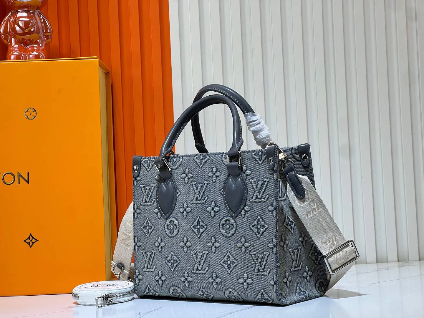 Batch 320💰Upgraded original M46373 This denim denim jacquard OnTheGo small handbag is combined with Monogram and Monogram Reverse canvas, and the Monogram Giant pattern is embellished on it. The Toron handle and the jacquard textured shoulder strap decorated with the brand's logo create a visual contrast, and the detachable coin bag is suitable for storing change or small items. It combines fashionable charm with various functions, making it a good daily companion. 25.0 x 19.0 x 11.5 cm (length x height x width)