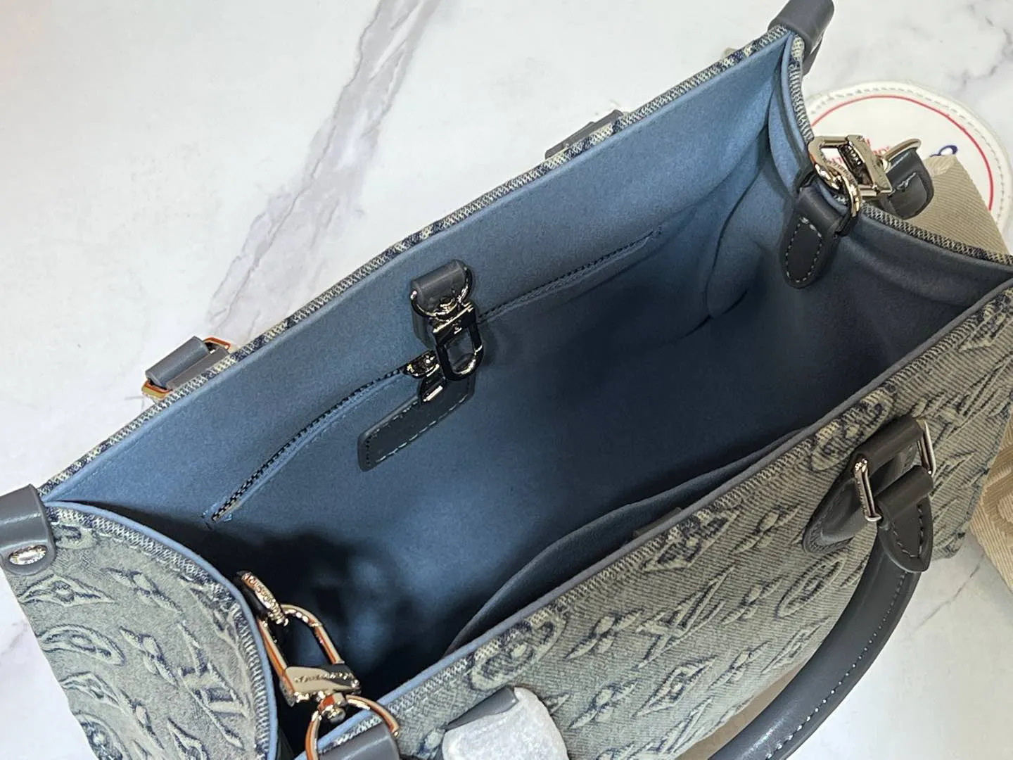 Batch 320💰Upgraded original M46373 This denim denim jacquard OnTheGo small handbag is combined with Monogram and Monogram Reverse canvas, and the Monogram Giant pattern is embellished on it. The Toron handle and the jacquard textured shoulder strap decorated with the brand's logo create a visual contrast, and the detachable coin bag is suitable for storing change or small items. It combines fashionable charm with various functions, making it a good daily companion. 25.0 x 19.0 x 11.5 cm (length x height x width)