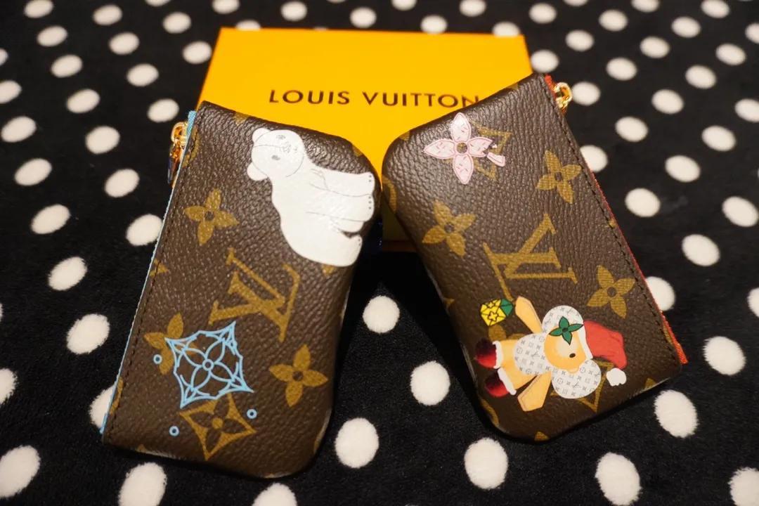 P110💰 62650, model number 12210 This LV Charms card holder is from the SnowShow series, incorporating smooth leather trim and festive patterns into the iconic Monogram canvas. The brand mascot Vivienne’s pet dog Petula lives in a corner, and Vivienne decorations and LV flowers complete the exquisite design. Size 11x7