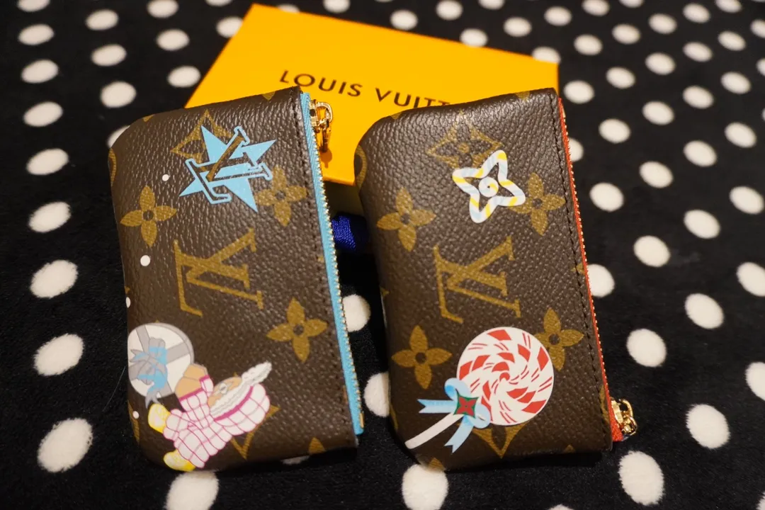 P110💰 62650, model number 12210 This LV Charms card holder is from the SnowShow series, incorporating smooth leather trim and festive patterns into the iconic Monogram canvas. The brand mascot Vivienne’s pet dog Petula lives in a corner, and Vivienne decorations and LV flowers complete the exquisite design. Size 11x7
